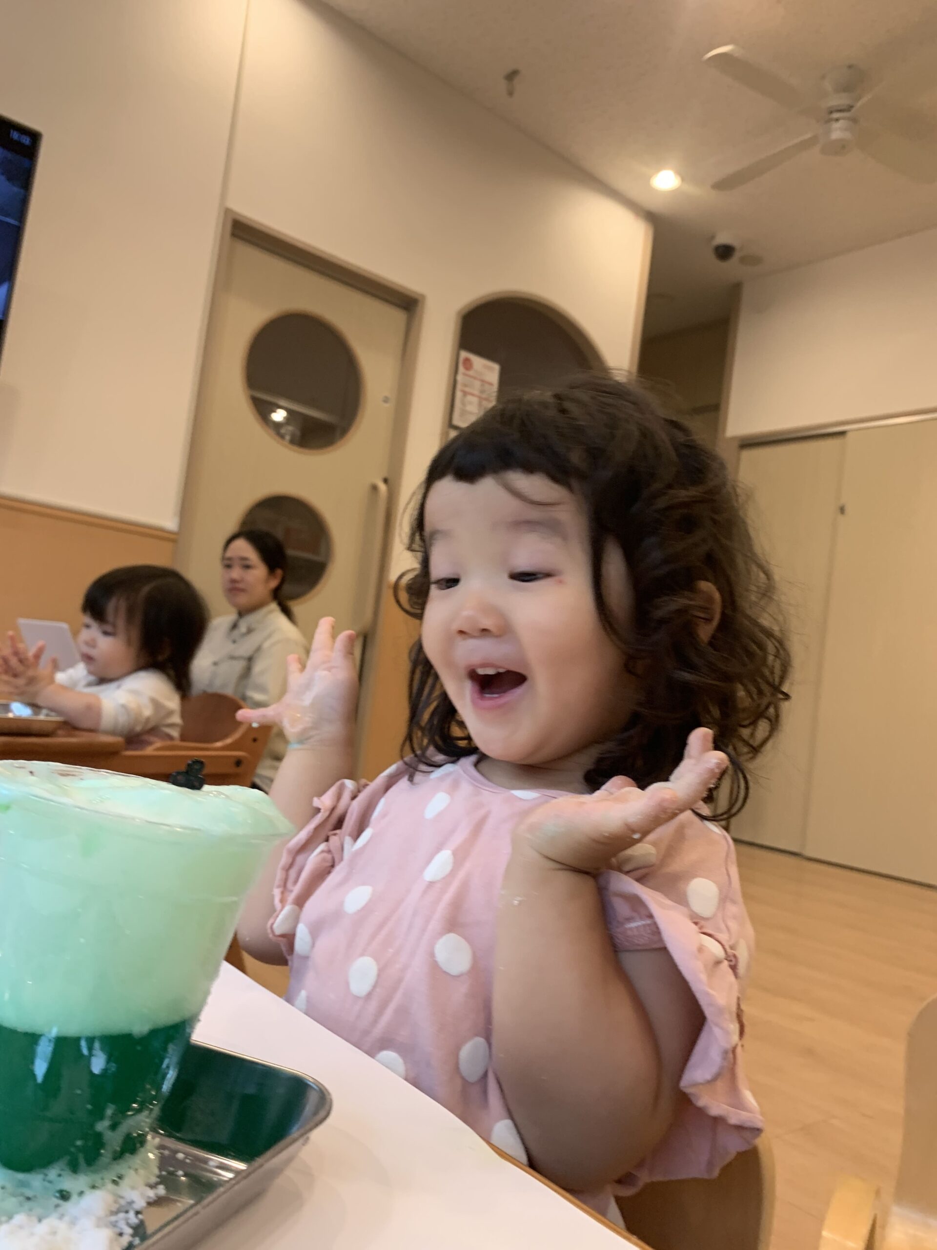 雨でも元気いっぱい！泡ぶくサイエンスとトンネル探検でにこにこ笑顔