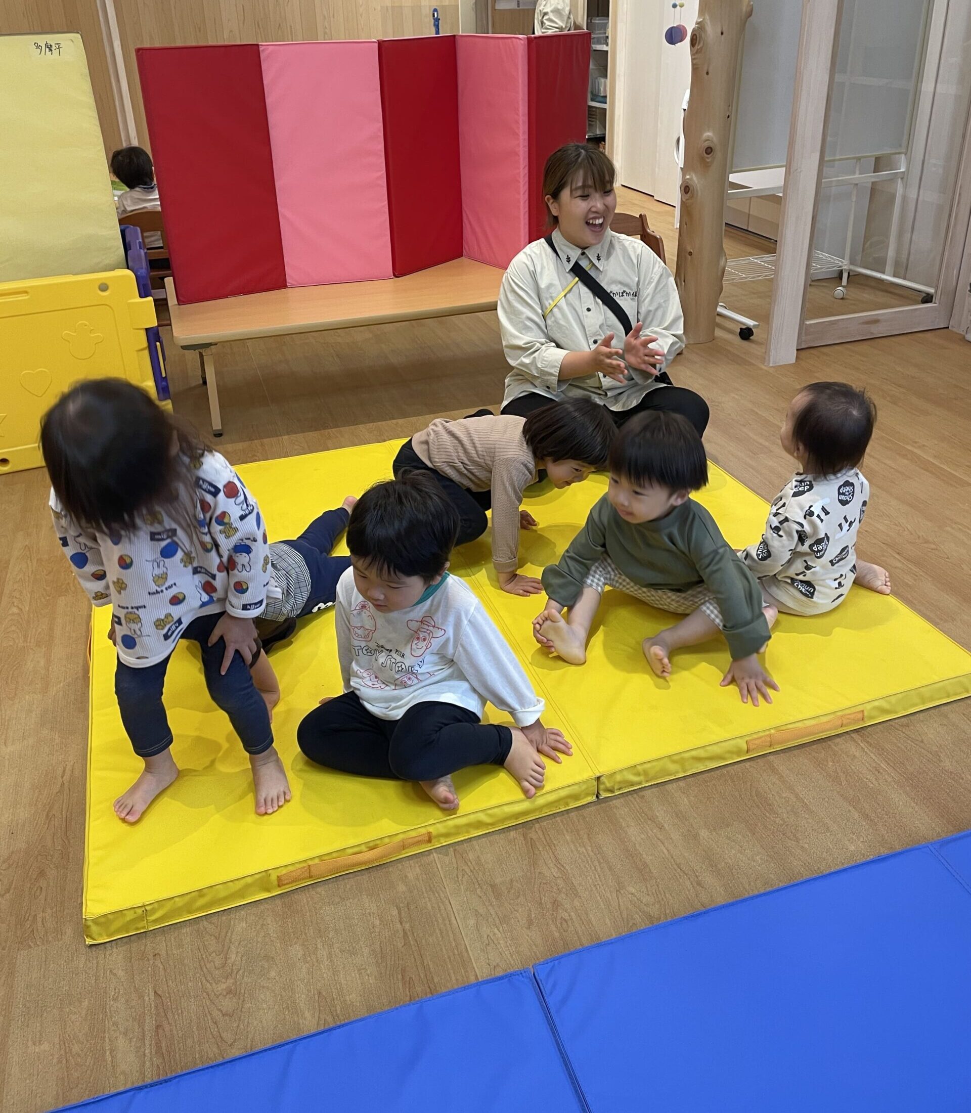 音楽と色で育む感性と自信──0～2歳児の雨の日の保育室　ぽかぽか保育園多摩平園