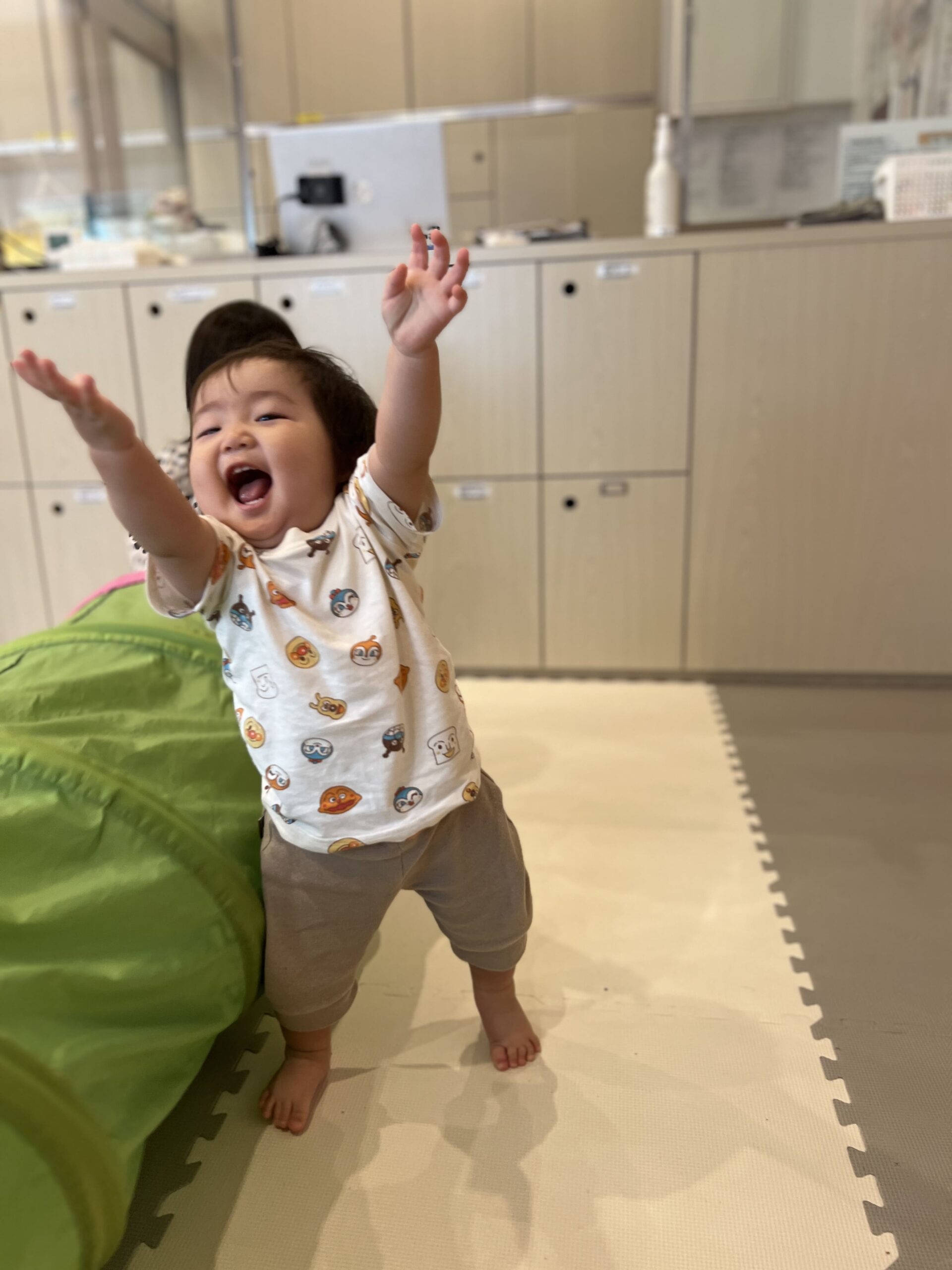 切り株の中は小さな世界！？トンネルと探検で心が動いた0〜2歳の一日