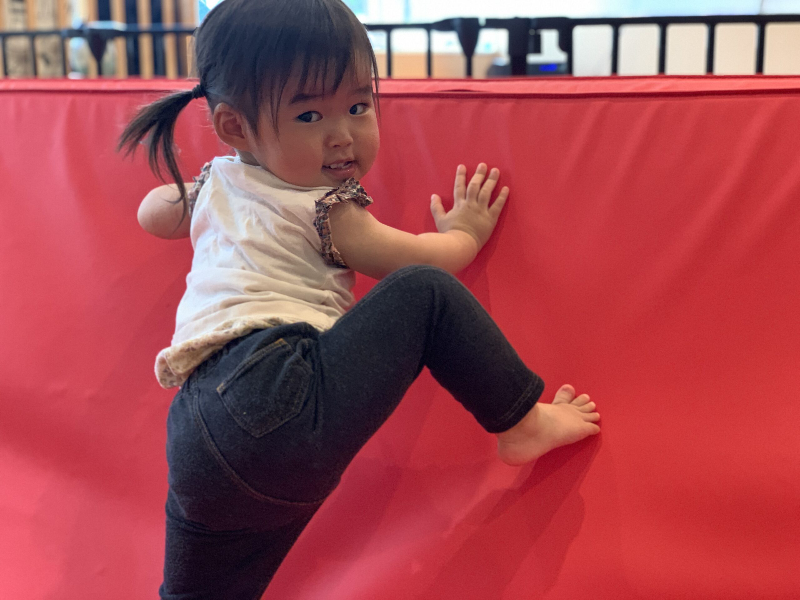 マットのトンネルに大冒険！春の陽気に包まれた一日！　ぽかぽか保育園