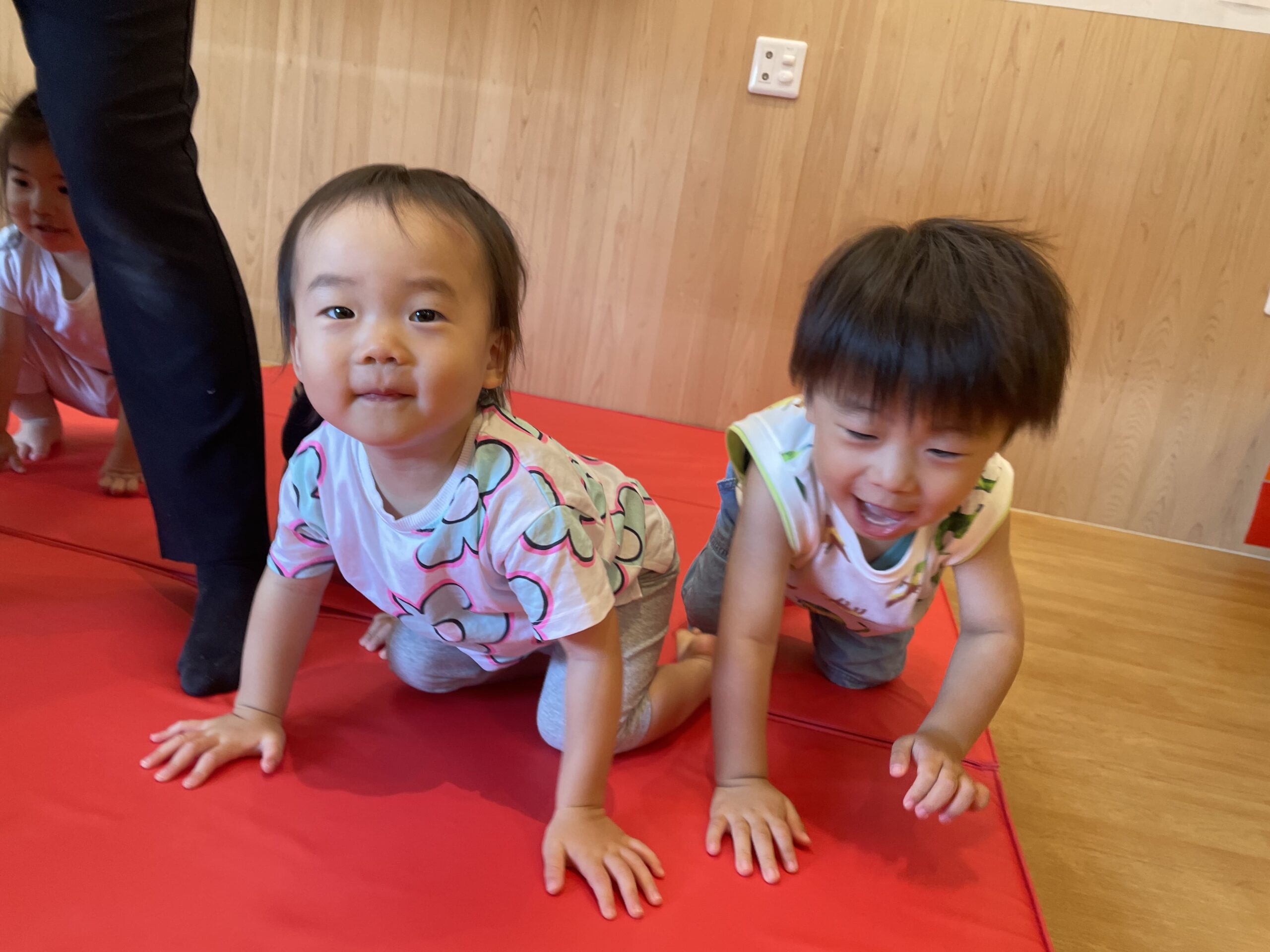 鏡にうつる“自分”とドキドキ玉入れチャレンジ！　ぽかぽか保育園多摩平園