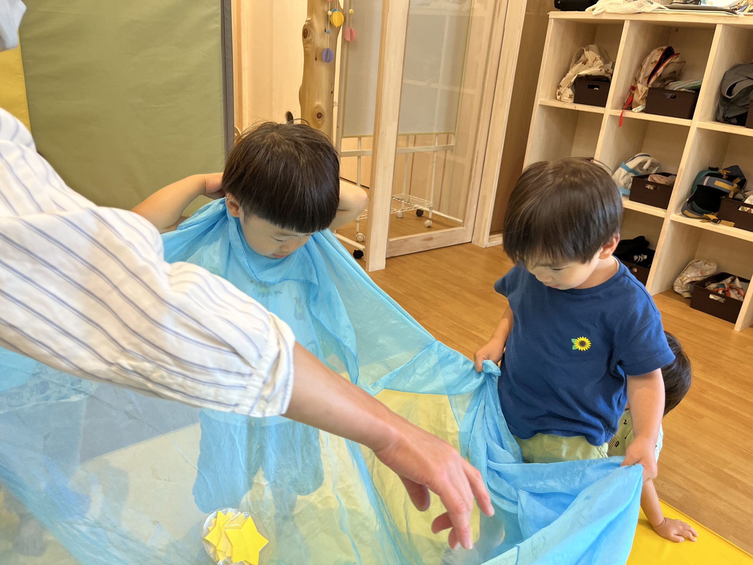 雨の日も笑顔と元気!七夕音楽遊びとテラス遊び ぽかぽか保育園多摩平園