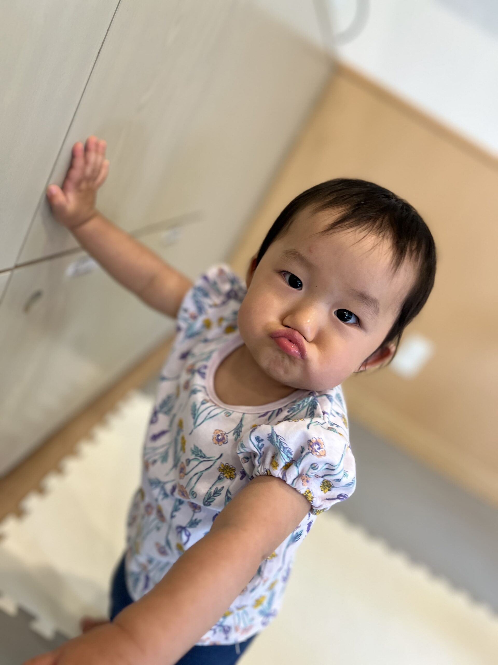 晴れの日、公園でバッタを追いかけた大冒険とエピソード