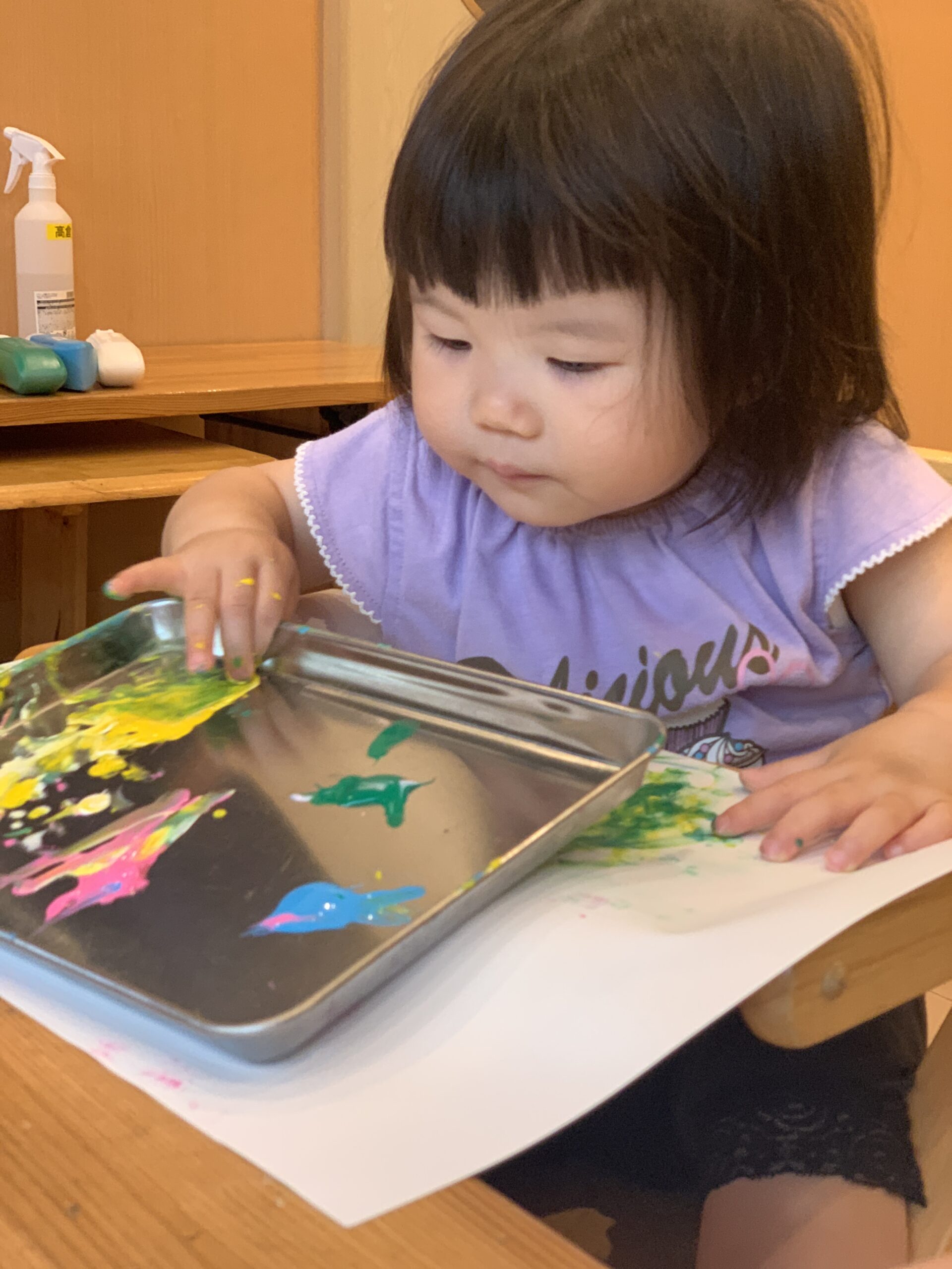絵の具・ジャンプ・蟻探し!子どもの「やってみたい!」があふれる1日 ぽかぽか保育園