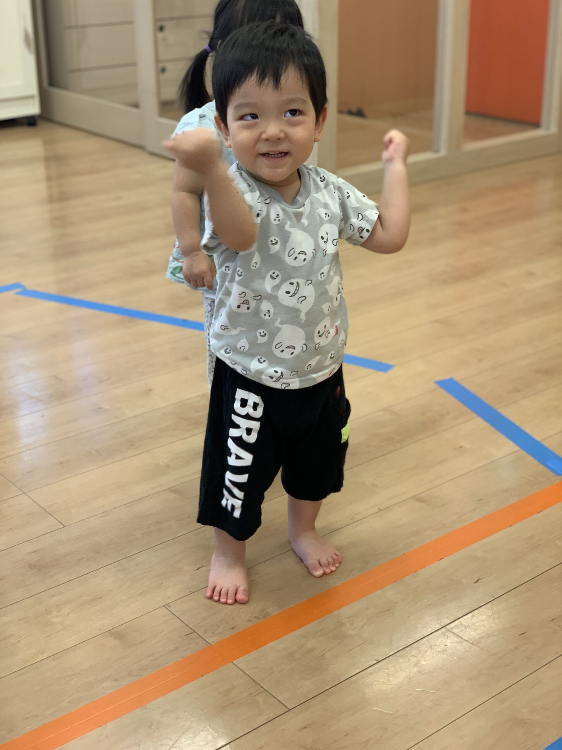 うだるような暑さを笑顔で吹き飛ばそう！ 水遊びと絵の具あそびで大盛り上がり！　　ぽかぽか保育園