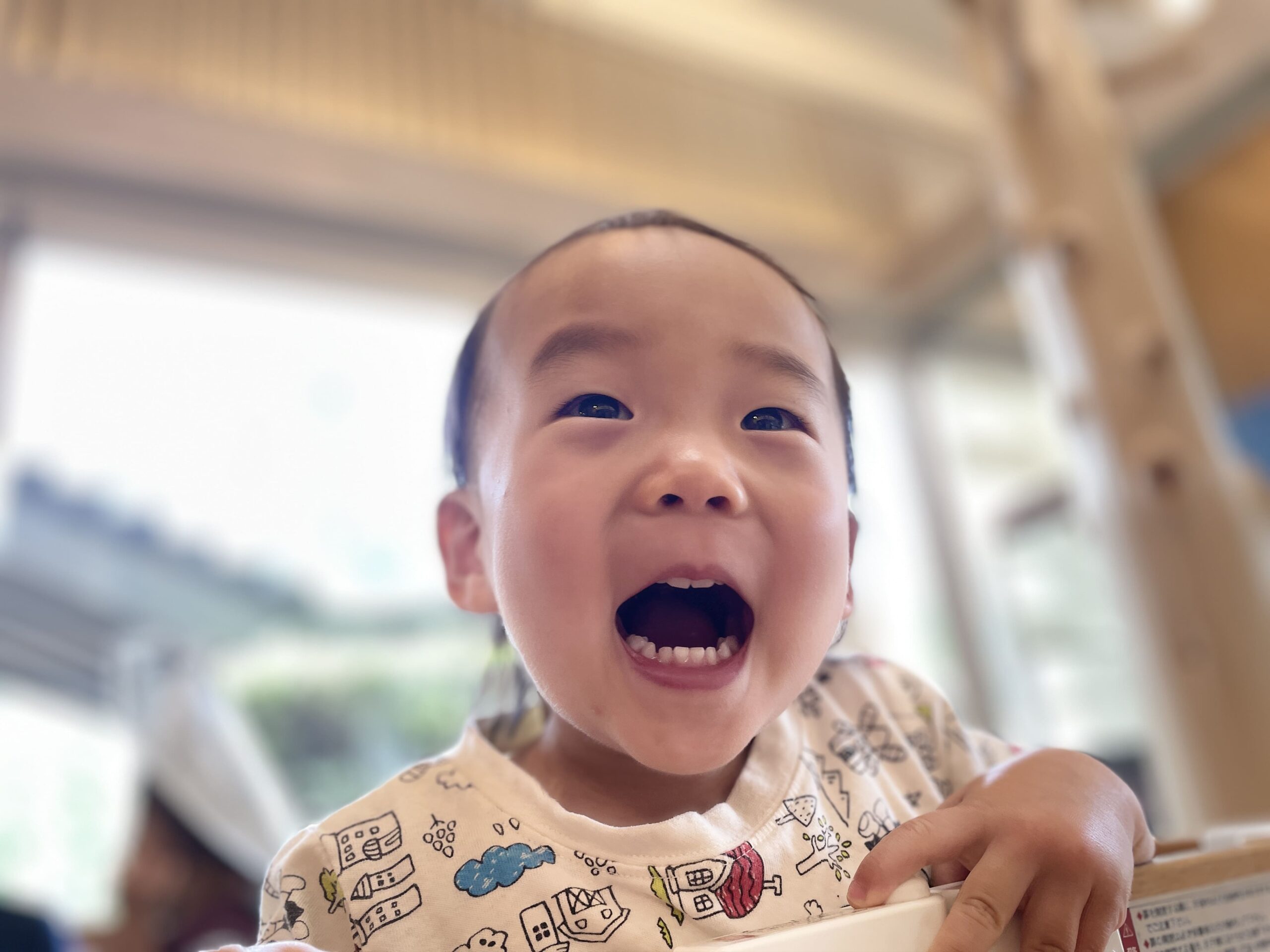 みんなも新聞紙も水しぶきも踊る！はじける！　ぽかぽか保育園多摩平園