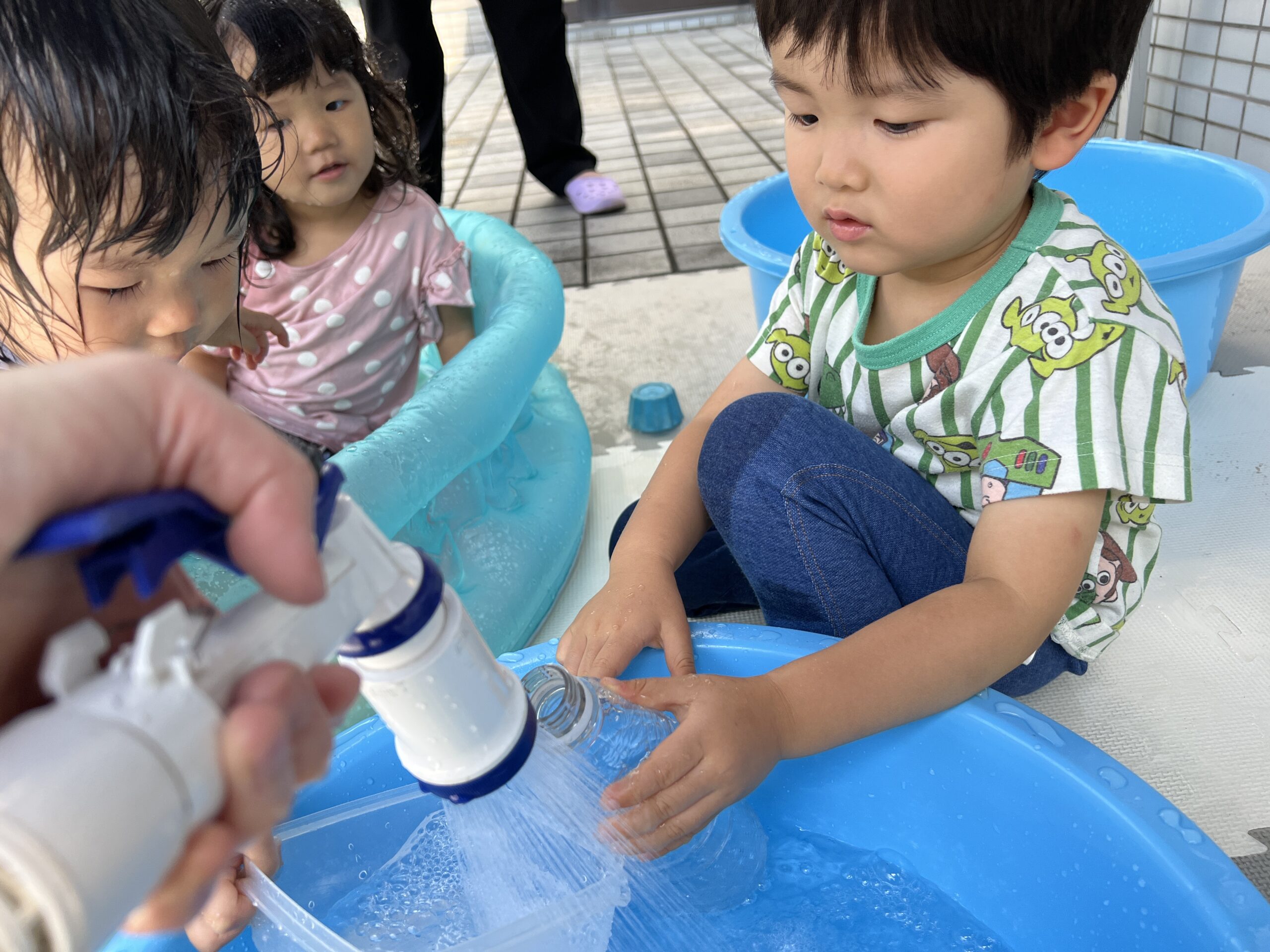 夏の思い出が広がる♡お姉さんと楽しむ笑顔いっぱいの水遊び!