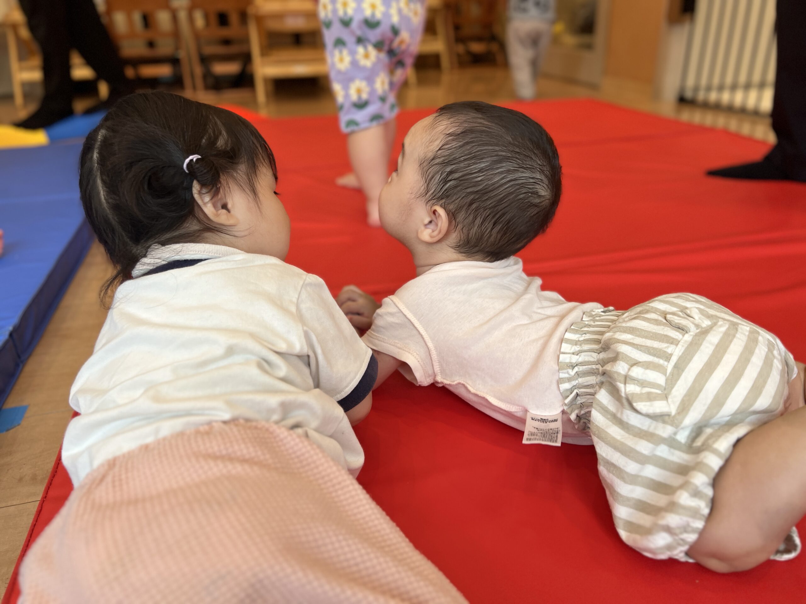 暑さに負けずお部屋で元気に！ 安田式体育遊びと英語遊び、水風船で笑顔と集中力がキラリ  ぽかぽか保育園