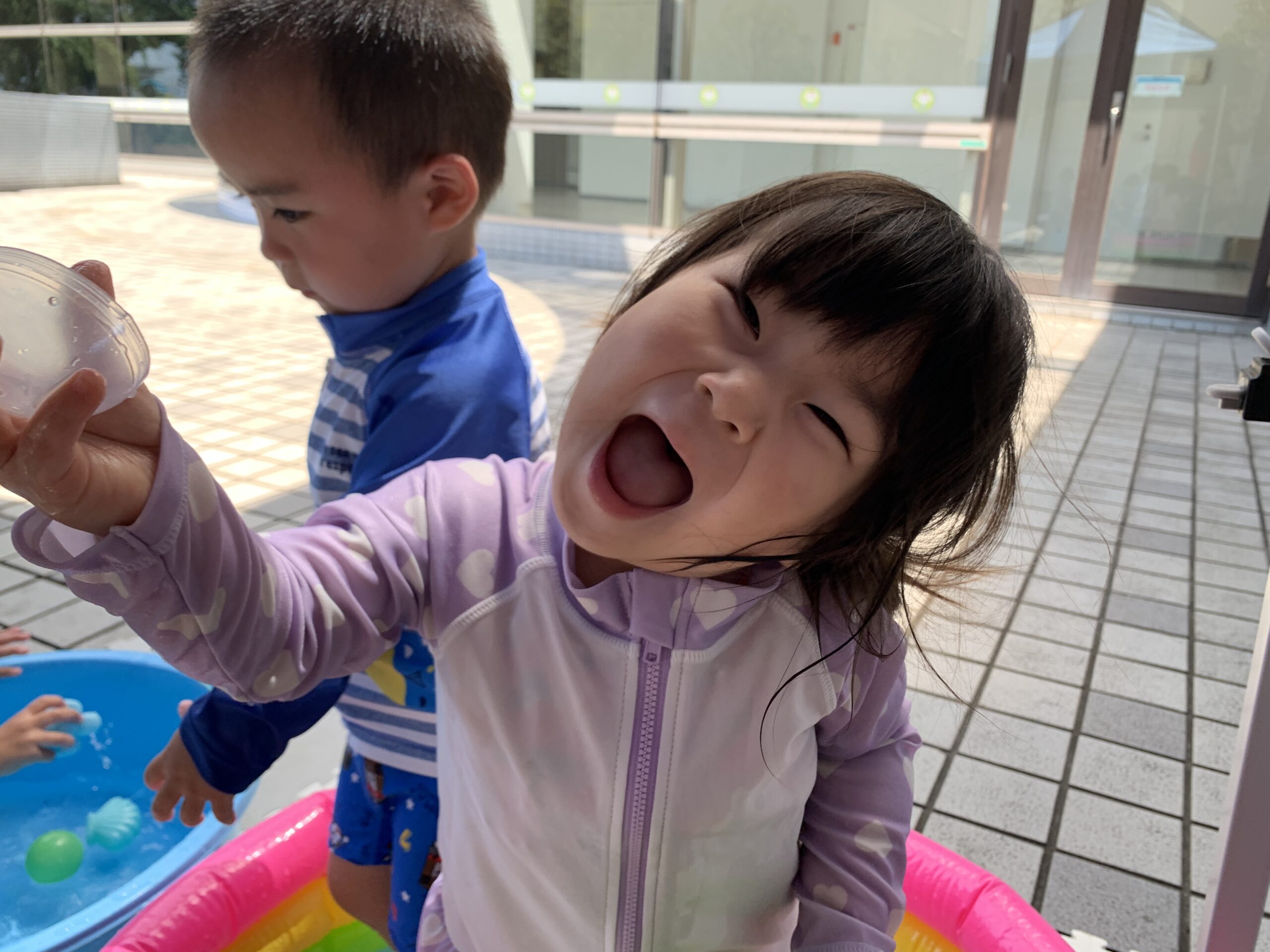 テラスでのお水あそび&虫観察で笑顔いっぱい! 夏の体験があふれる一日☆ ぽかぽか保育園