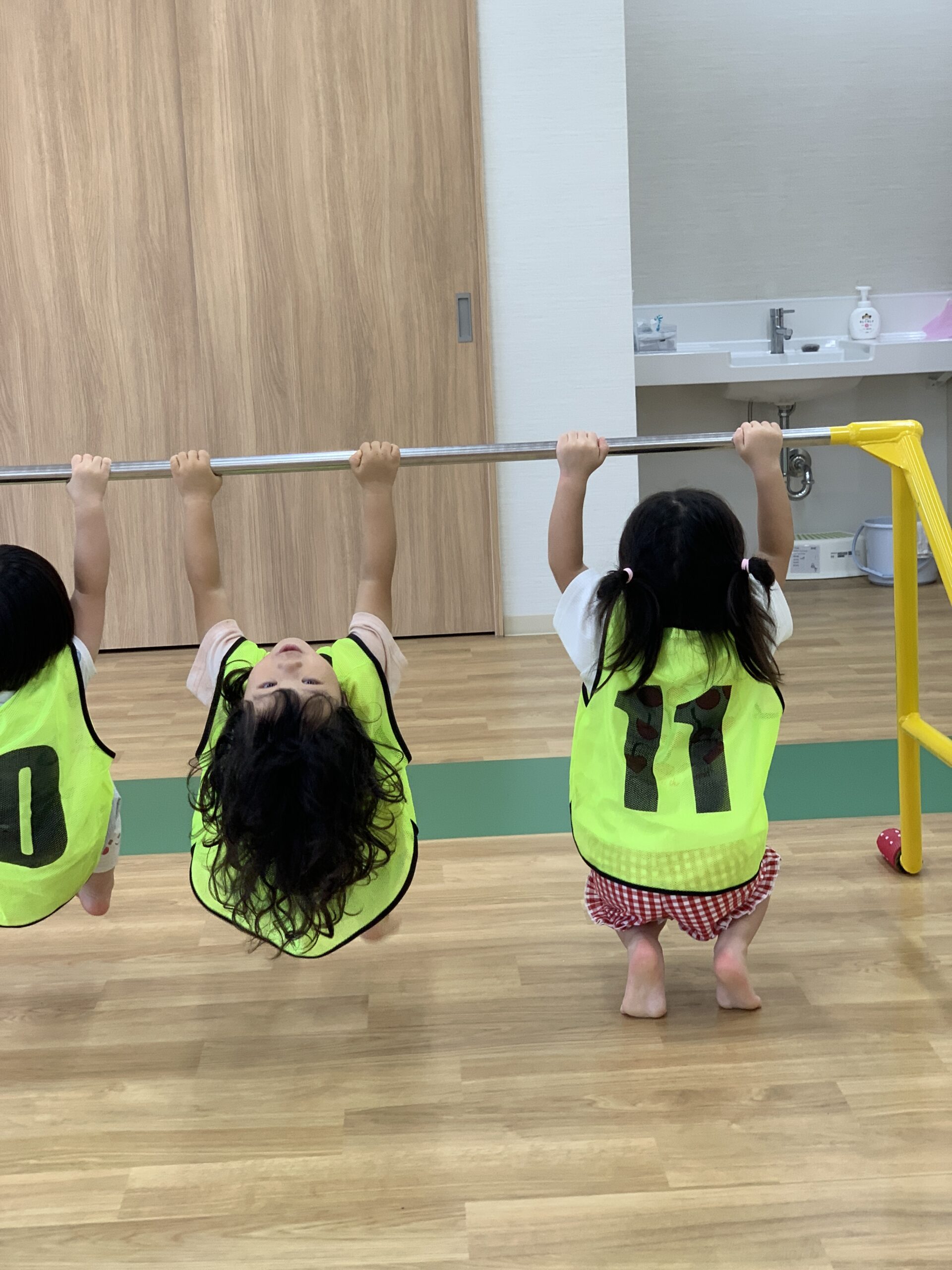 心地よい風の中の戸外遊びとダンスでノリノリ♬ぽかぽか保育園