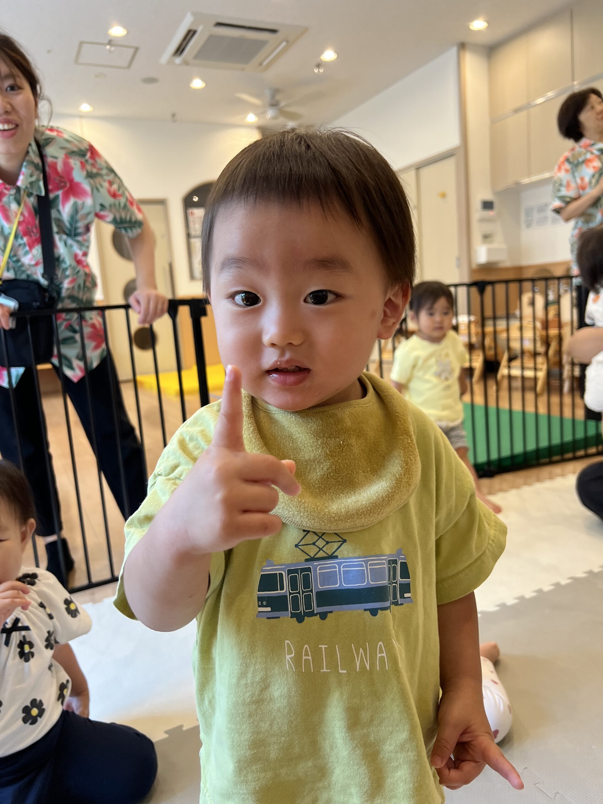 夏の「楽しい」がぎゅっと詰まった一日！ 室内での身体づくりと水遊び、ダンスで「笑顔」あふれるぽかぽか保育園