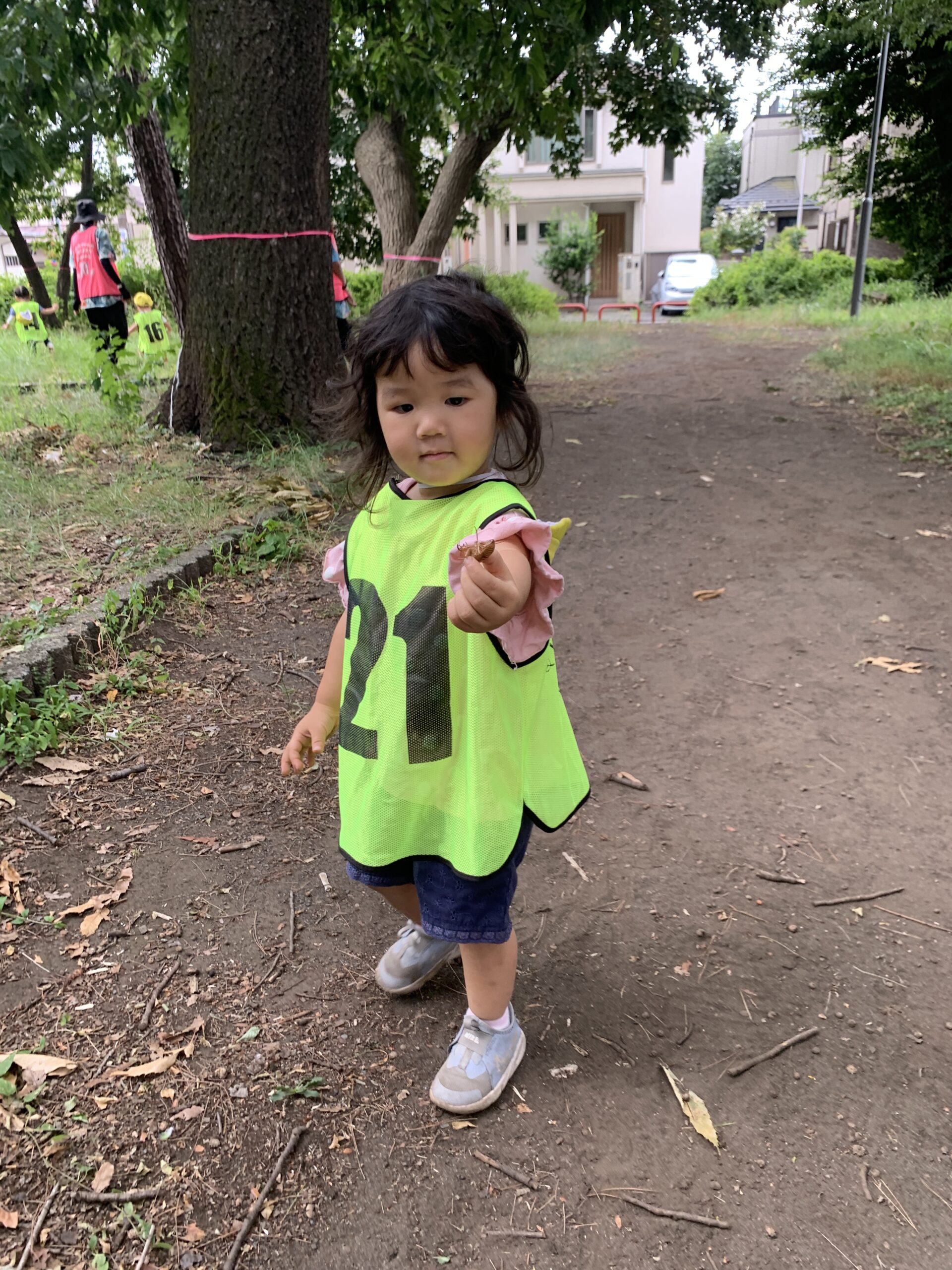 曇り空の涼風お散歩でセミの抜け殻発見！小規模＆手厚い保育体験 in 日野市