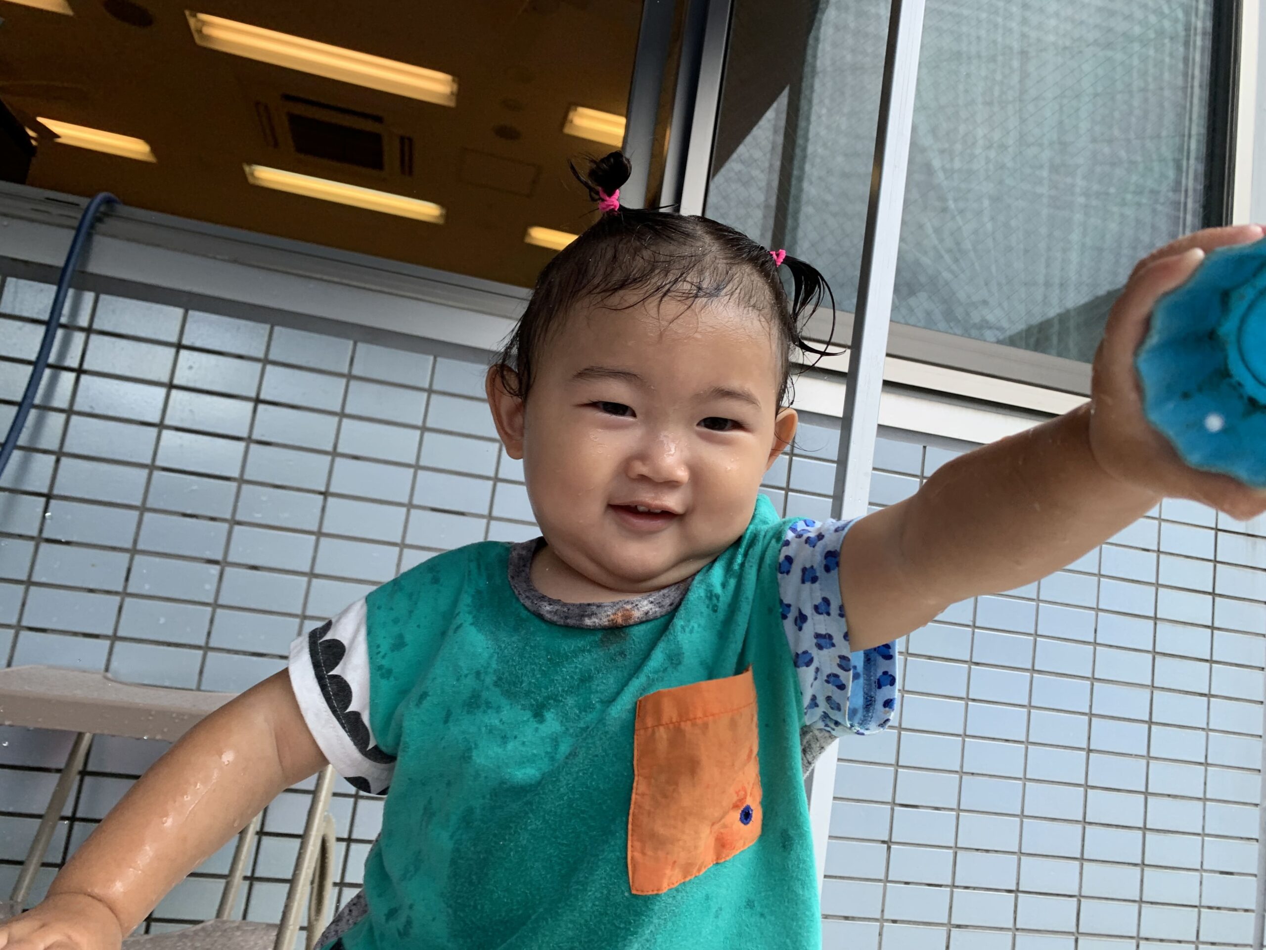 夏本番！水遊びで大はしゃぎの全身びしょ濡れ体験　 ぽかぽか保育園多摩平園