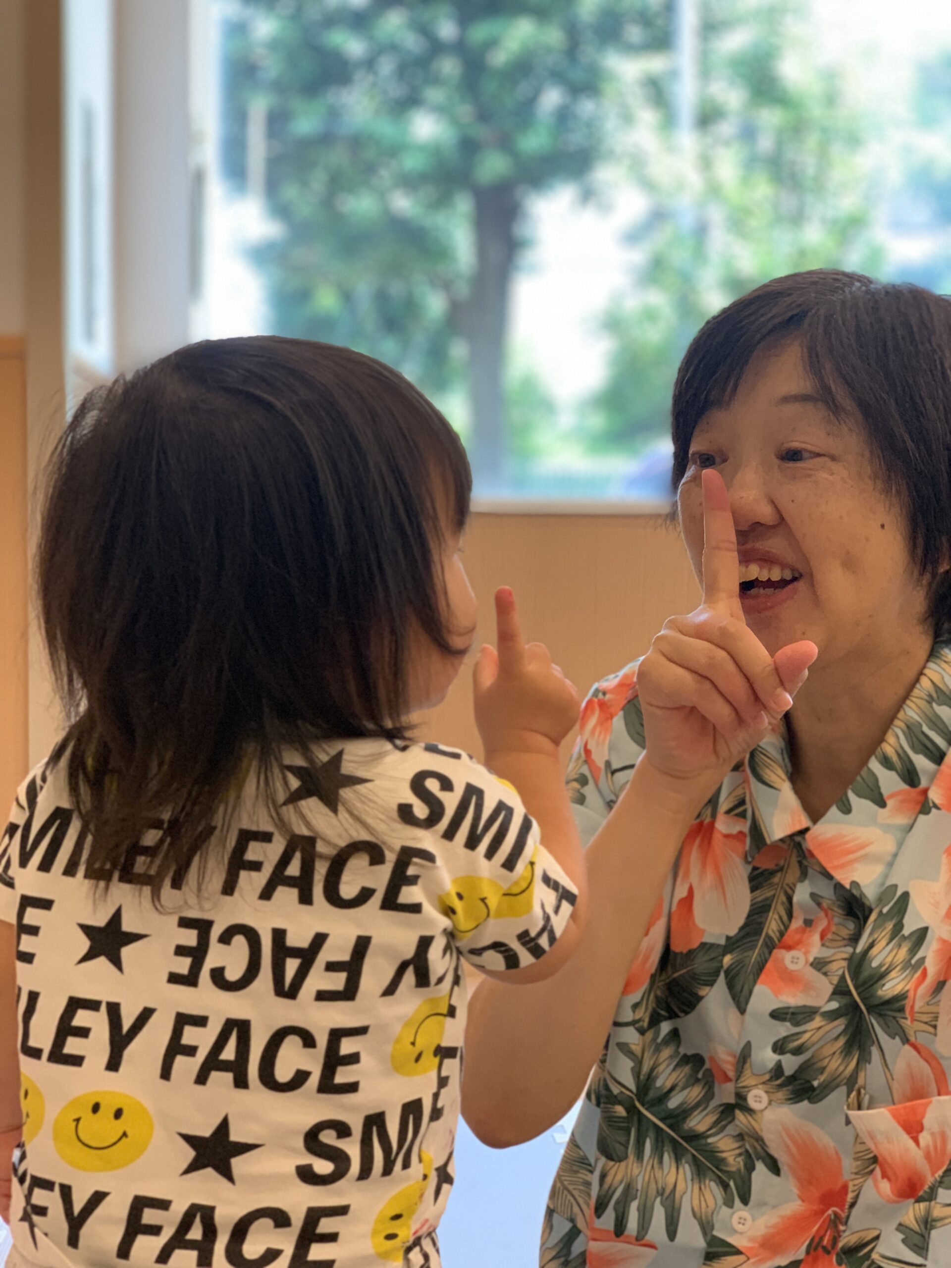 絵の具で描く夏の笑顔！ 創造性と片付けも「楽しい」♬　ぽかぽか保育園