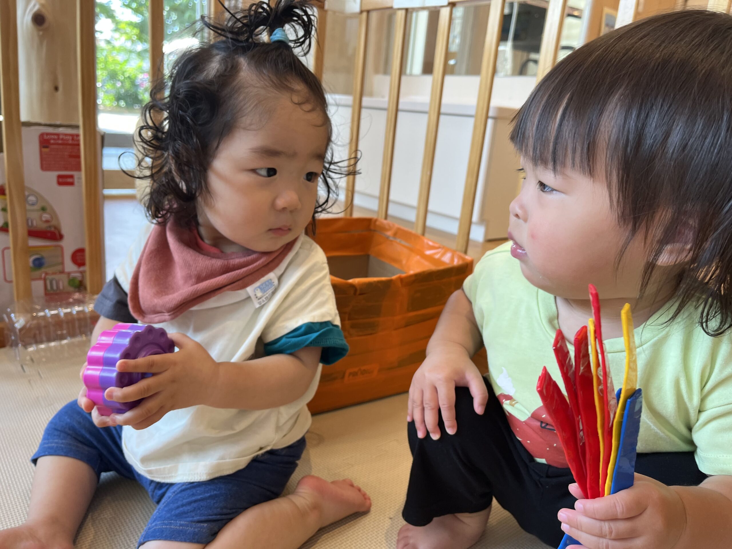 楽しいアナログゲームとオクラのカラフルスタンプ ぽかぽか保育園多摩平園