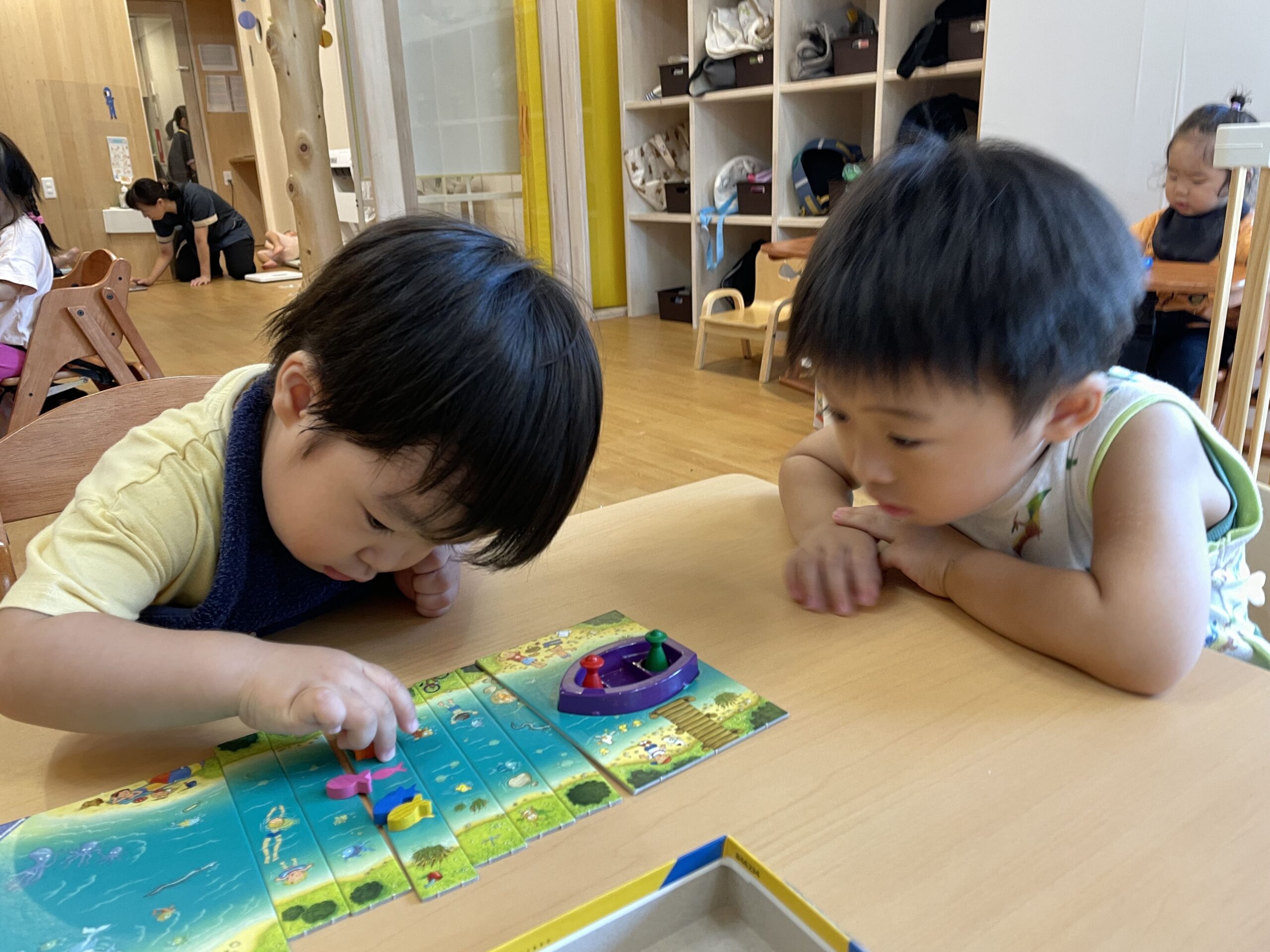 室内でゆったり!アナログゲームに夢中なひととき ぽかぽか保育園多摩平園