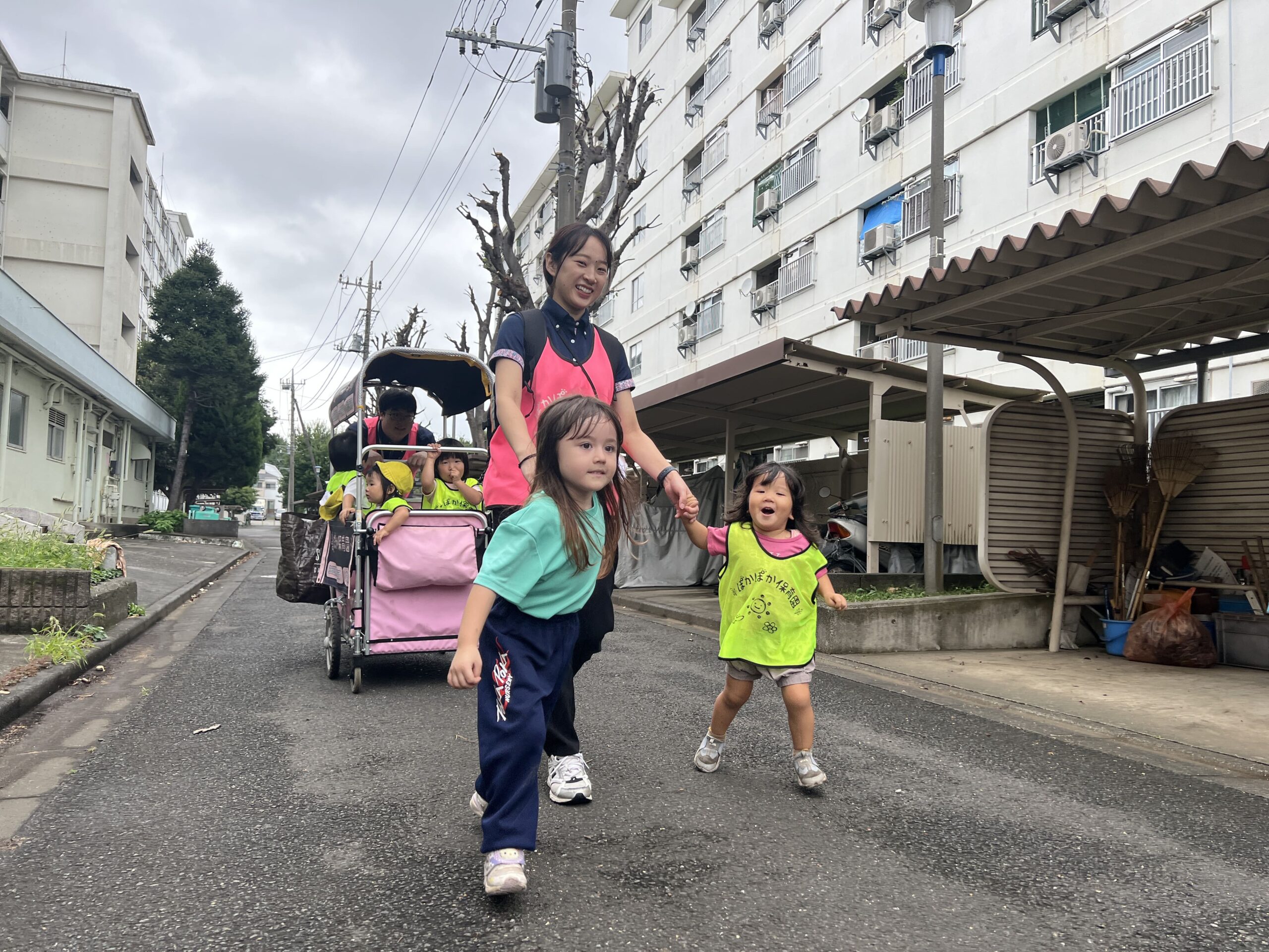 残暑の公園でニコニコ散歩と砂場あそび！おしゃれも満喫の一日｜八王子市保育園 ぽかぽか保育園多摩平園