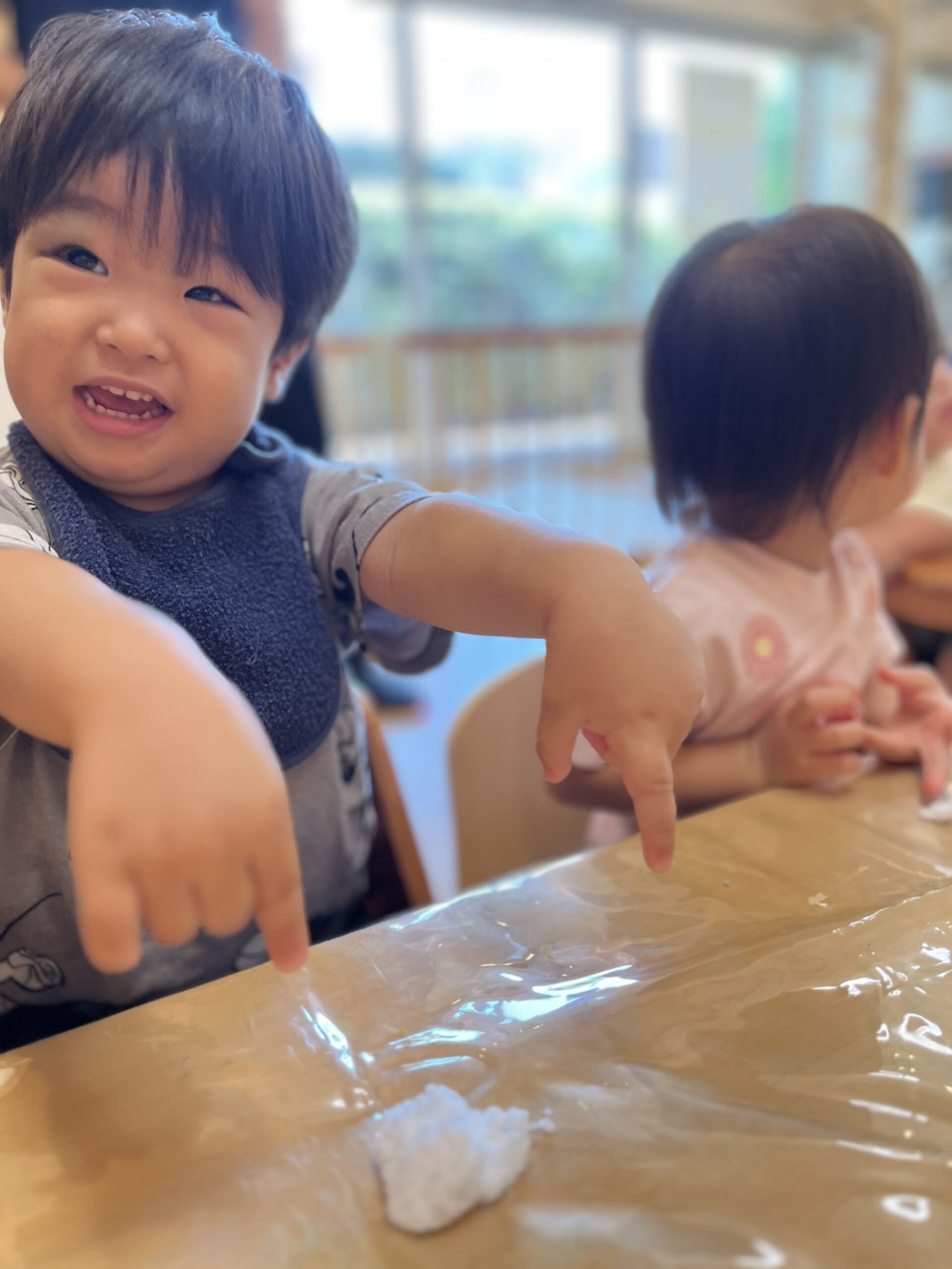砂糖の感触から色団子づくりへ|幼児教育特化の小規模日野市保育園 ぽかぽか保育園多摩平園