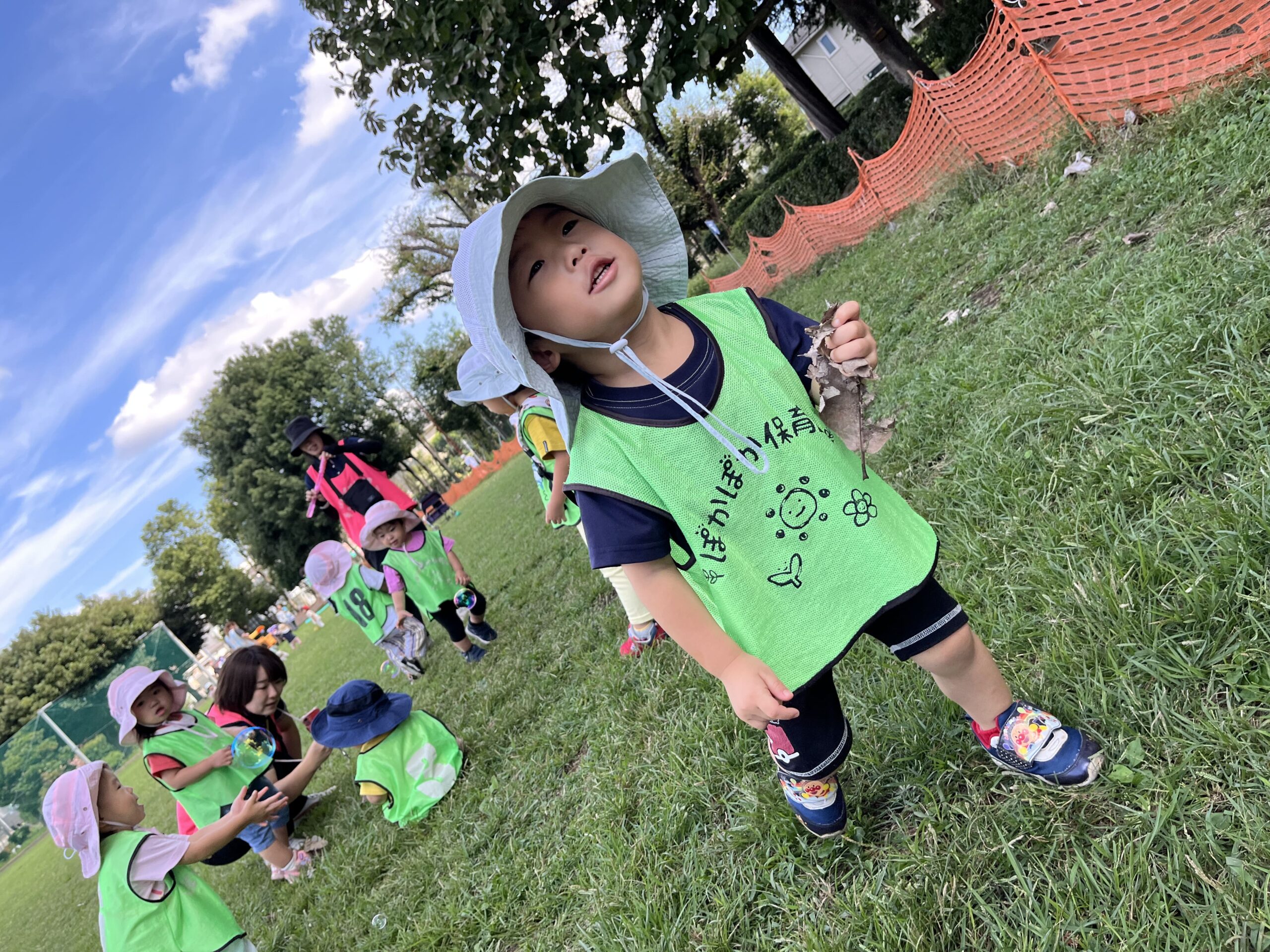 残暑の風とシャボン玉、笑顔がきらめく午後の公園あそび｜日野市保育園・365日保育 ぽかぽか保育園多摩平園
