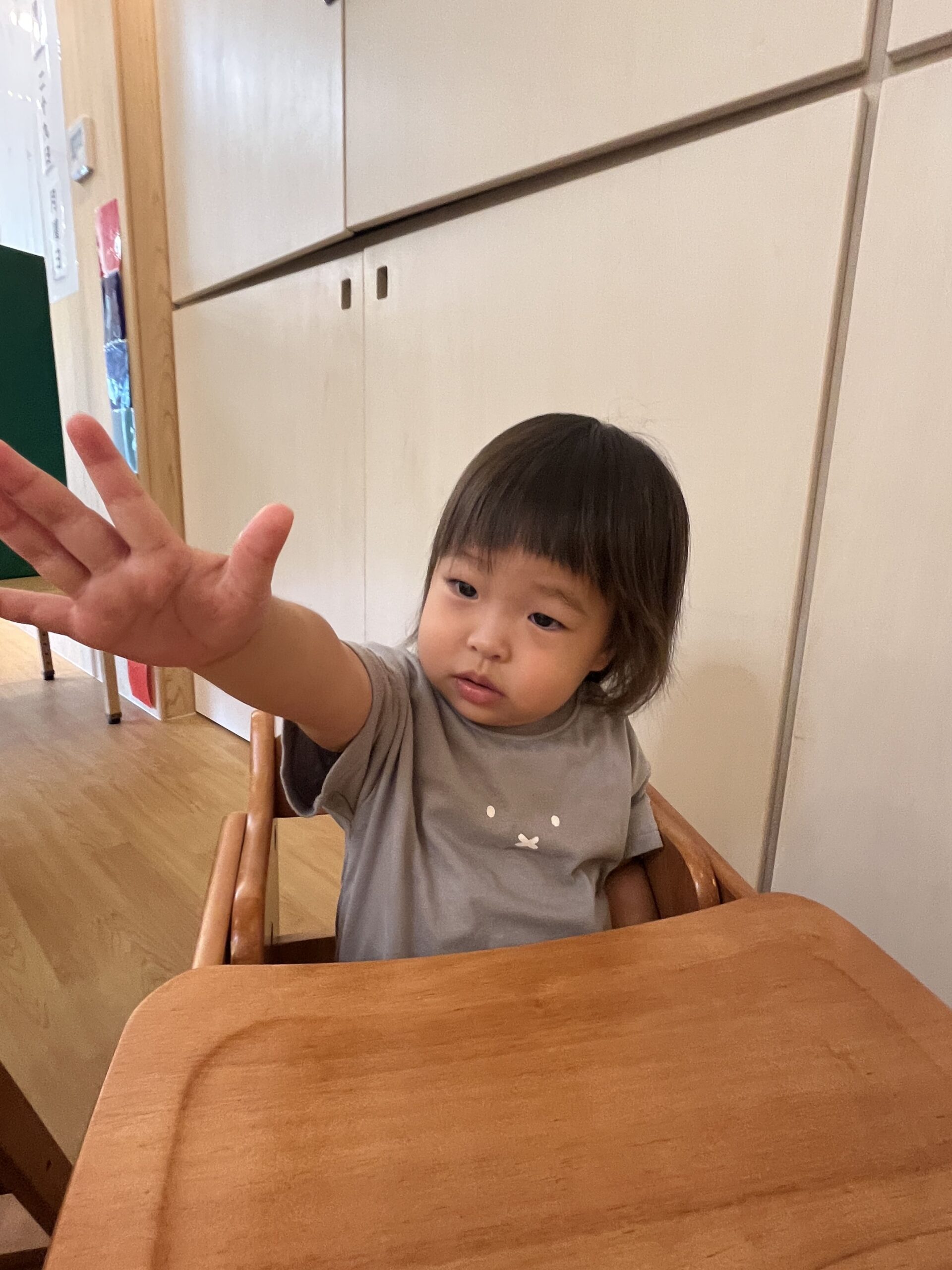 英語遊びで「YES！」連発！？指スタンプと公園探検も大盛り上がり！！！　ぽかぽか保育園多摩平園