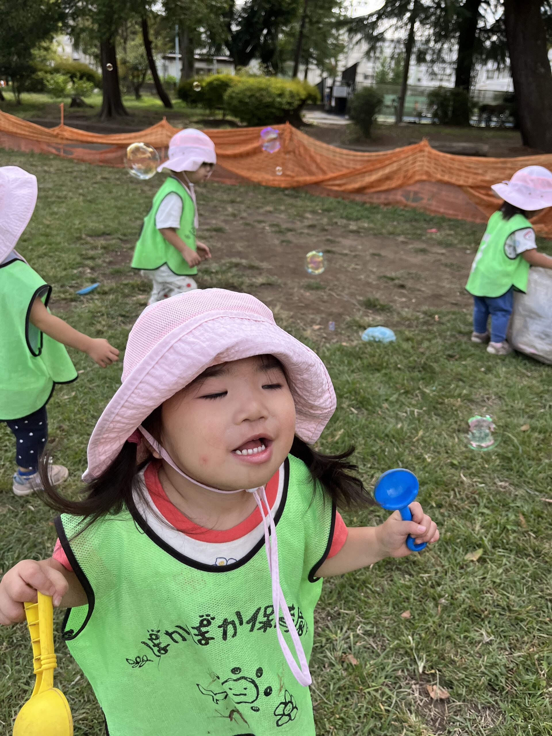雨上がりに晴れ！公園でニコニコ、スポーツでキラキラ｜０・１歳は外遊び、２歳はダンスで表現｜八王子市保育園 ぽかぽか保育園多摩平園