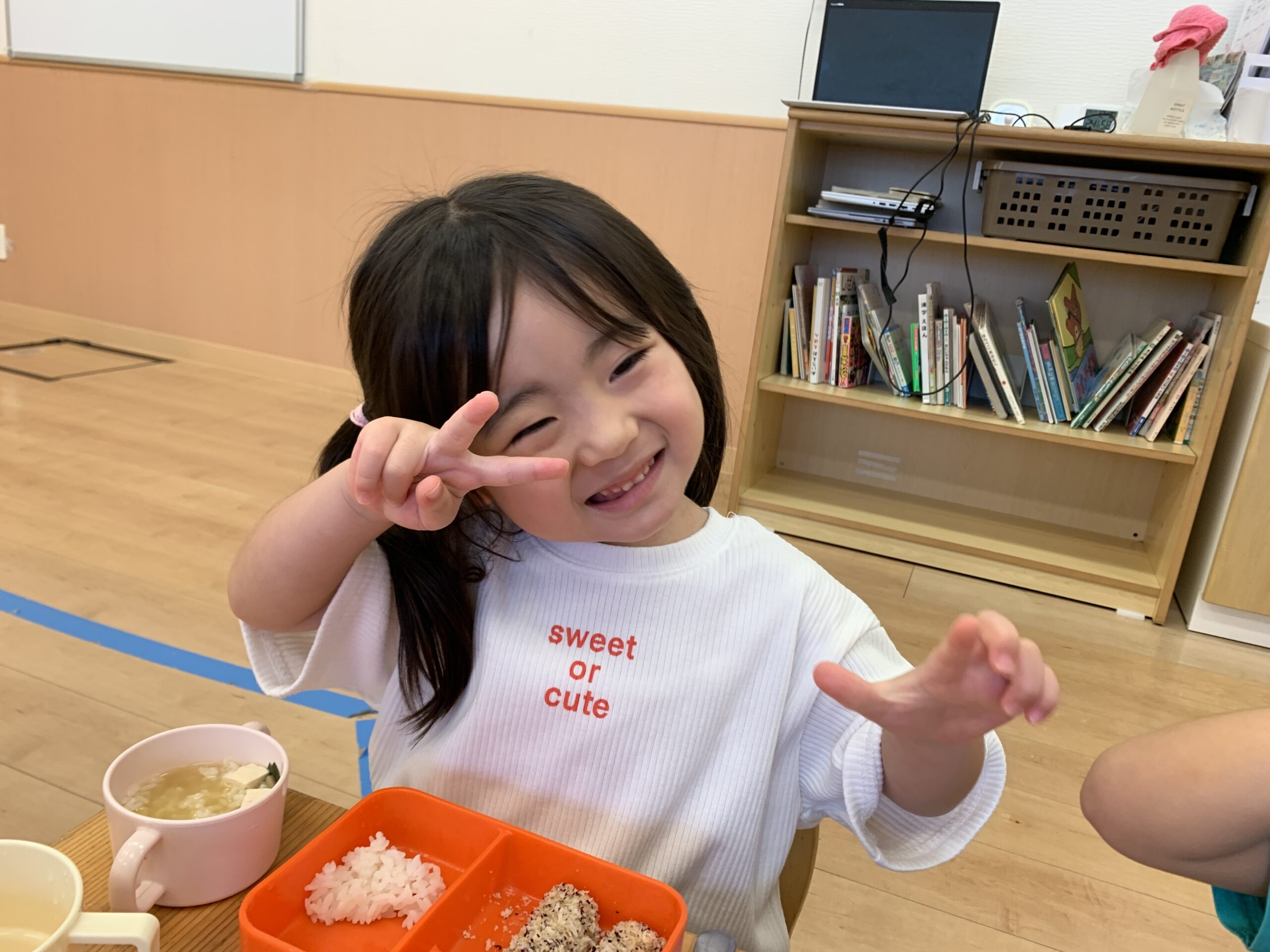 五感を刺激する「楽しい」一日！かぼちゃの種取りと水遊びで「笑顔」あふれるぽかぽか保育園