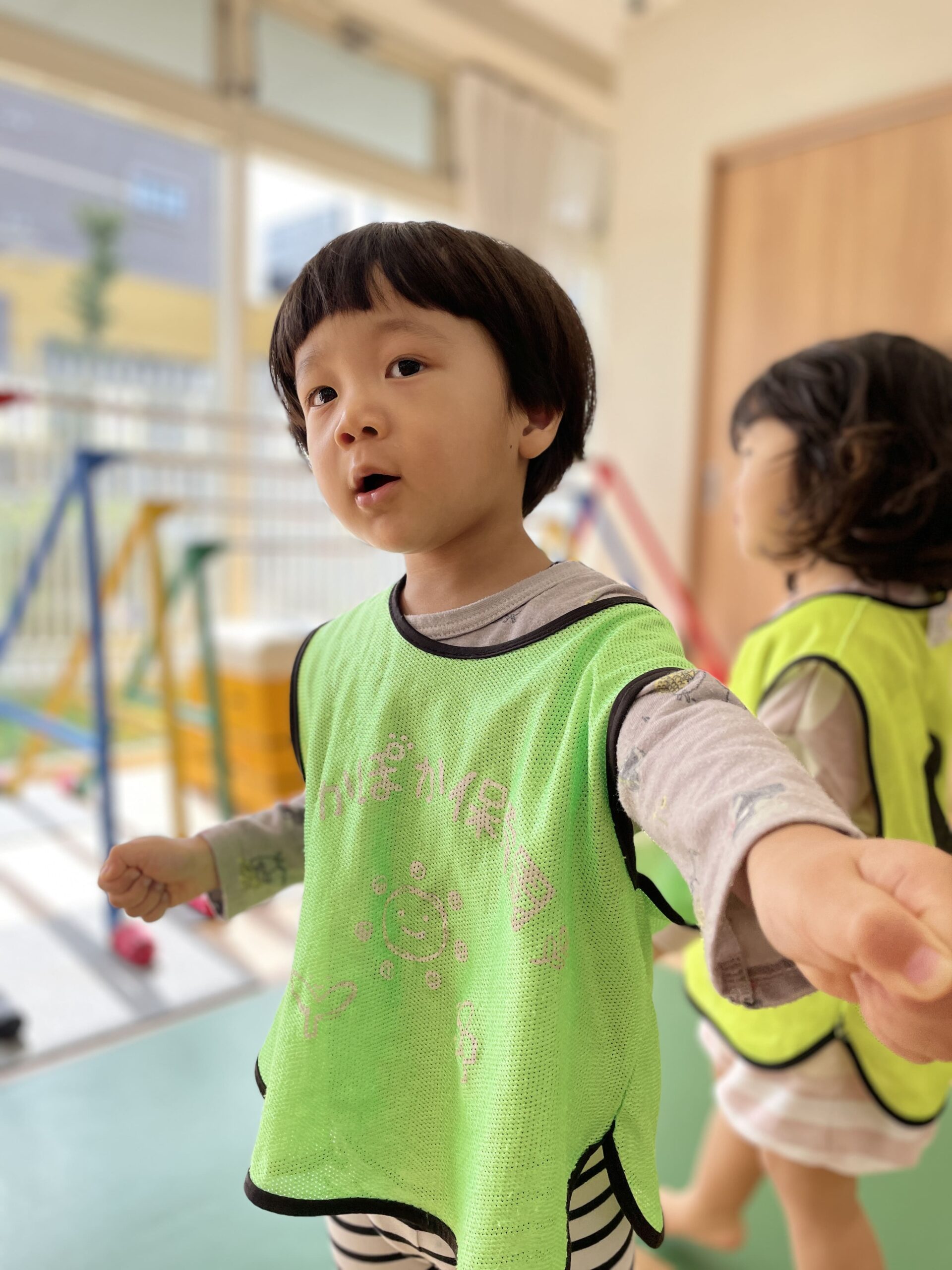 晴れ空で元気分散プログラム!2歳はスポーツダンス、0・1歳は公園あそび|八王子市保育園 ぽかぽか保育園多摩平園