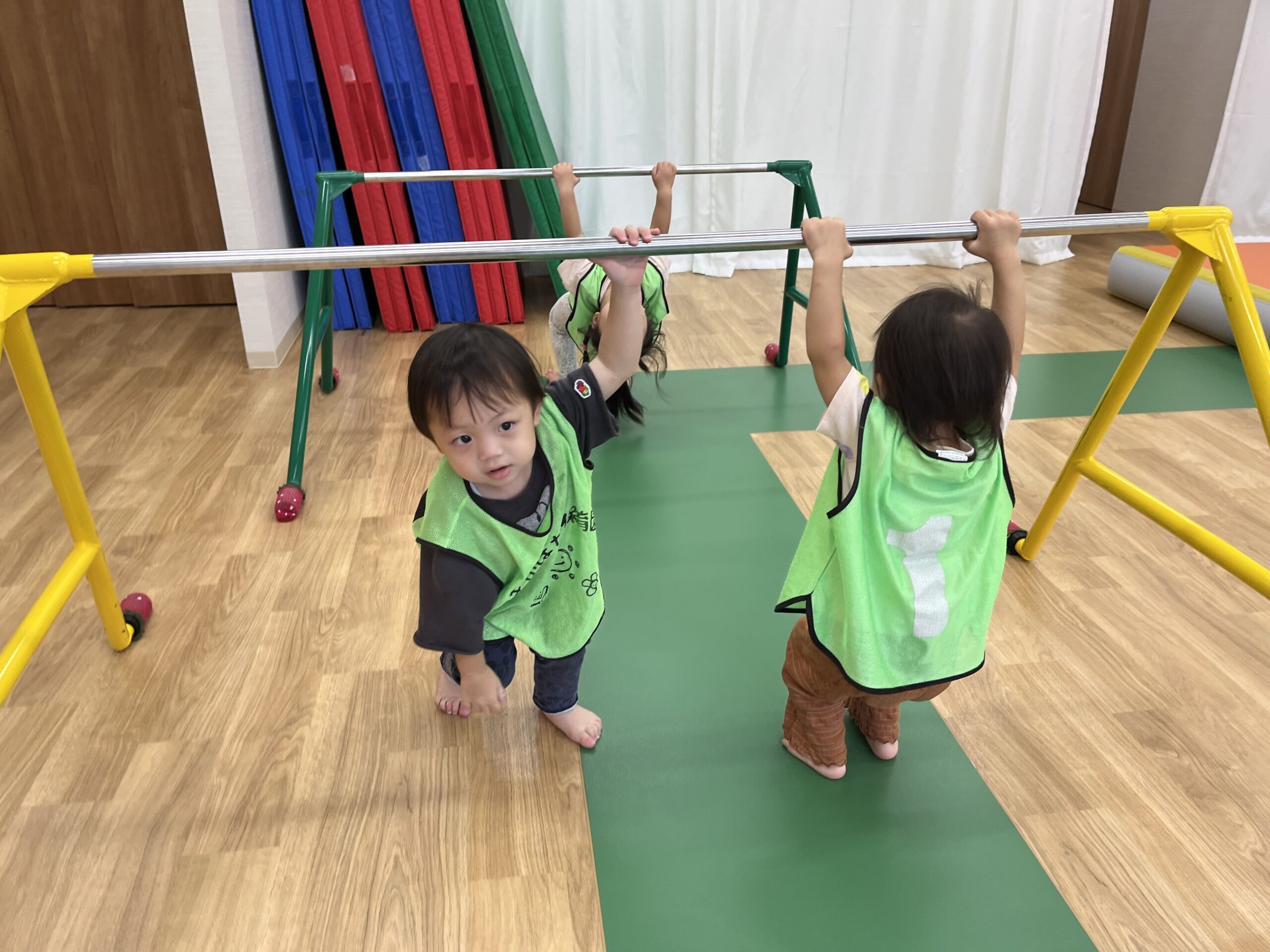 ステップスポーツ！鉄棒・平均台・スイング・巨大トランポリンで全身ワクワク運動｜八王子市保育園 ぽかぽか保育園多摩平園