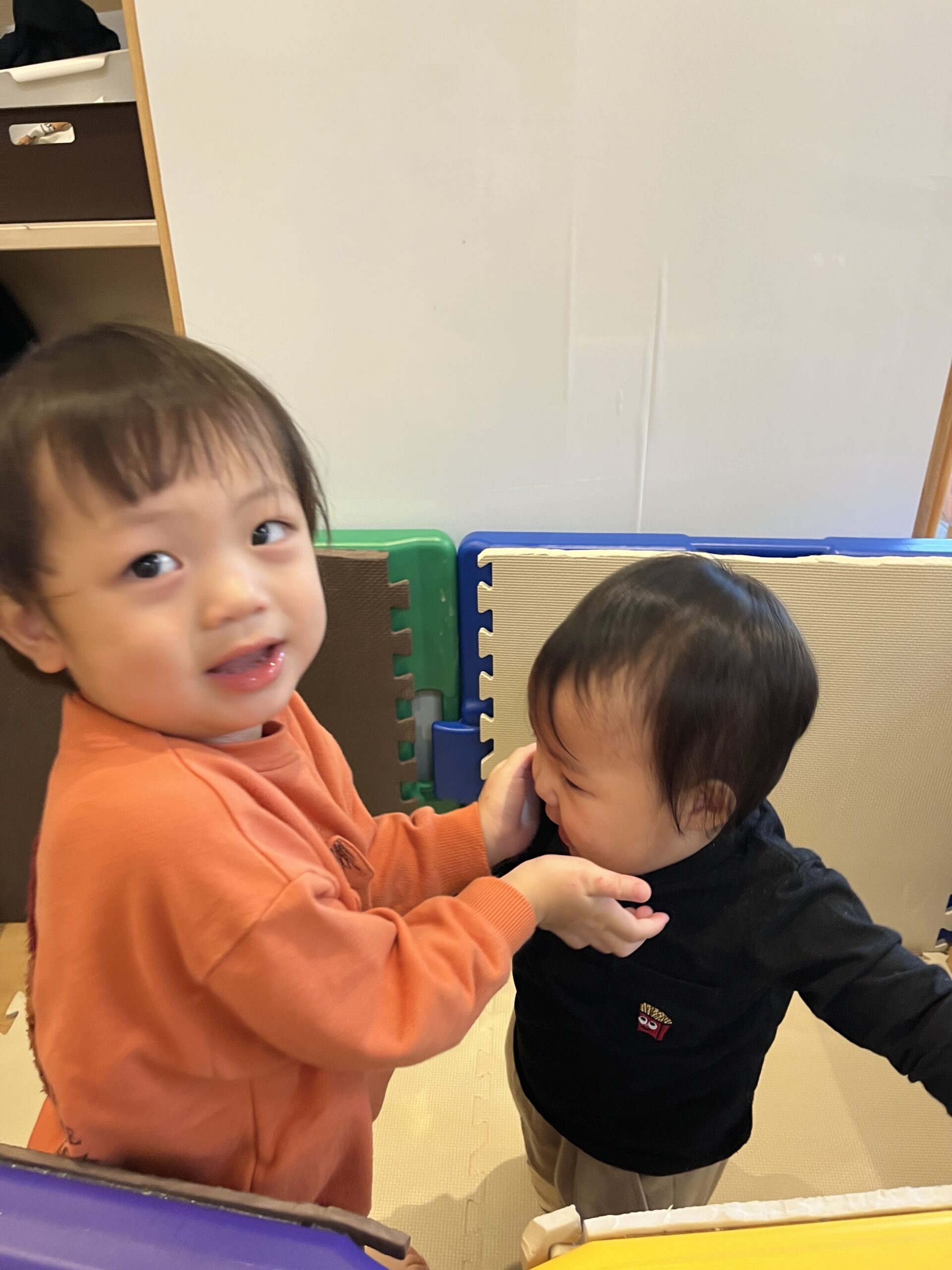 曇り空でもやさしさ満開。保育室の微笑みとテラスでちょこっと探検｜ ぽかぽか保育園多摩平園