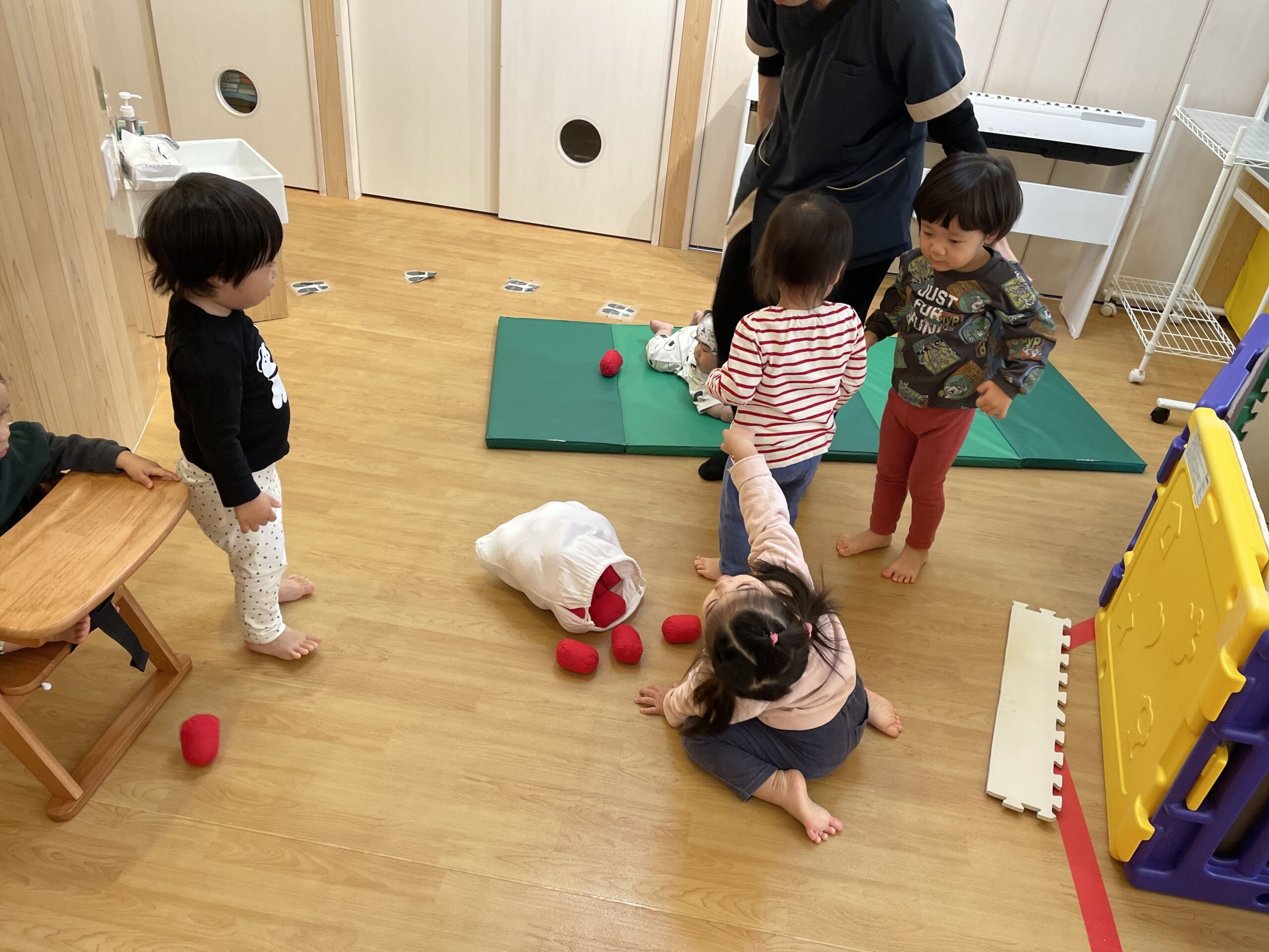 お手玉でねらってポイ!公園でたくさん走って、秋の葉っぱもおみやげに|八王子市保育園 ぽかぽか保育園多摩平園