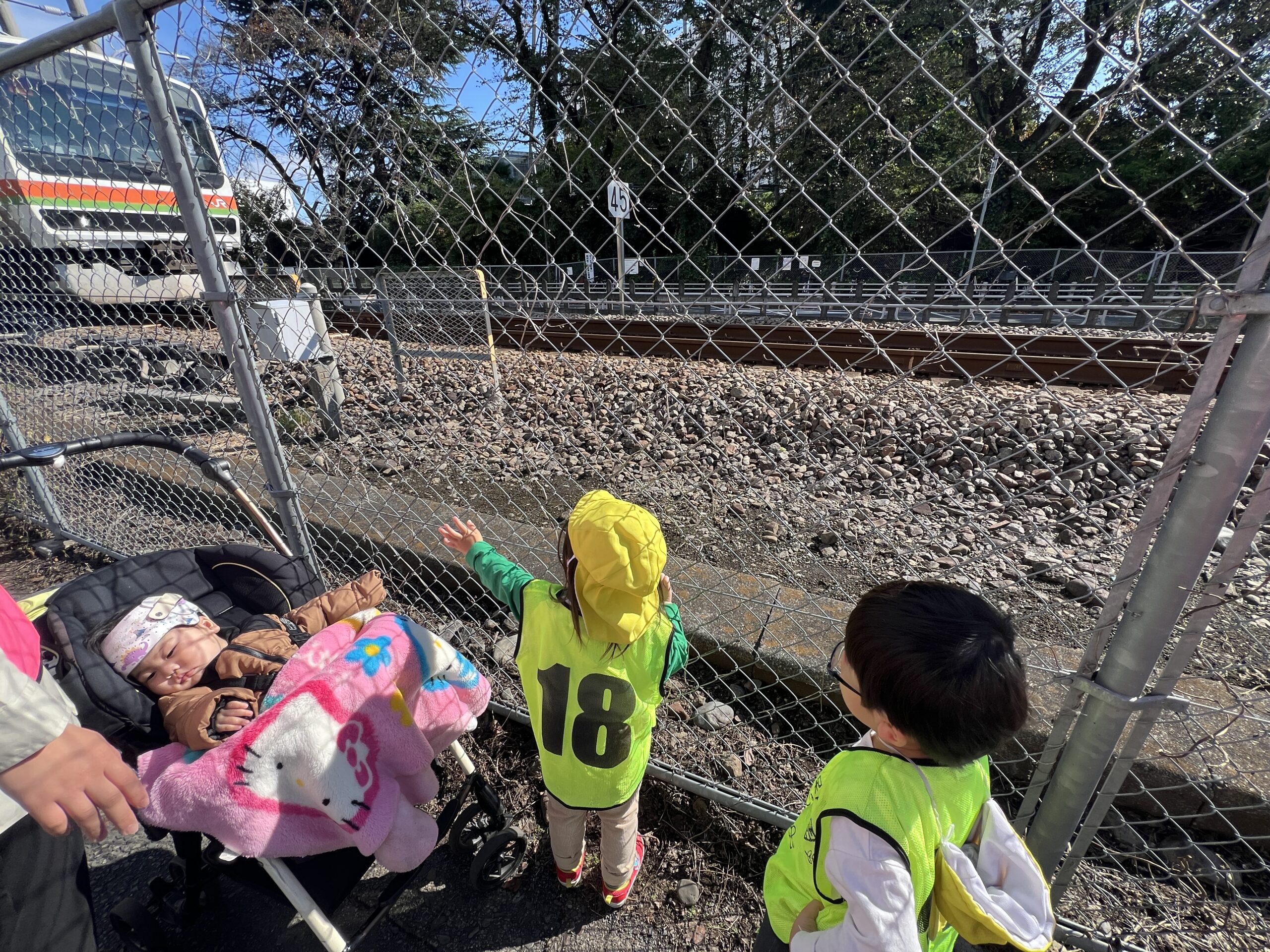 晴れと雨のワクワクデー！電車見学から公園すべり台、探検まで｜八王子市保育園 ぽかぽか保育園