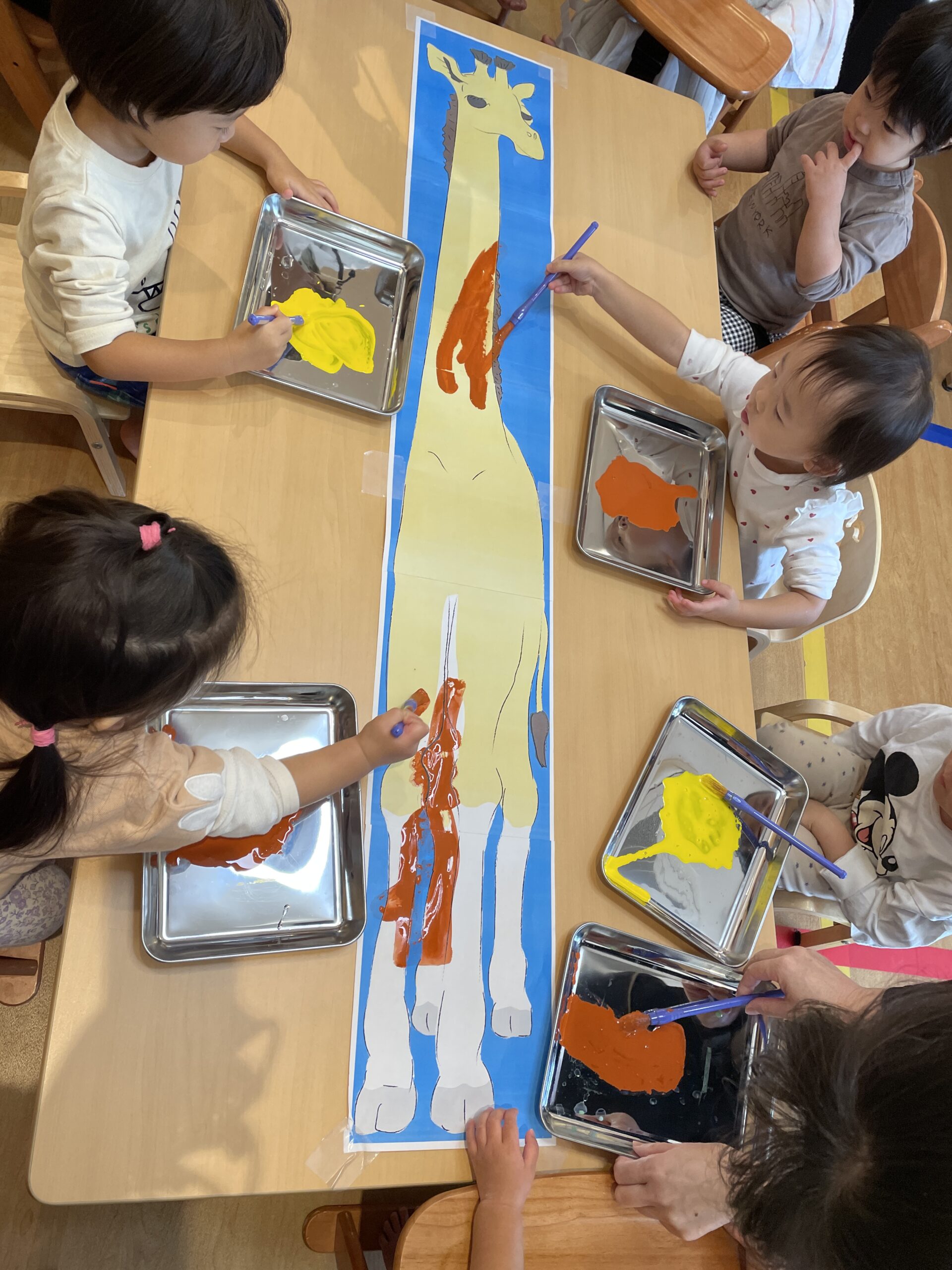 サイエンス+でキリンに色ぬり!公園では落ち葉とシャボン玉で秋を満喫|八王子市保育園 ぽかぽか保育園多摩平園