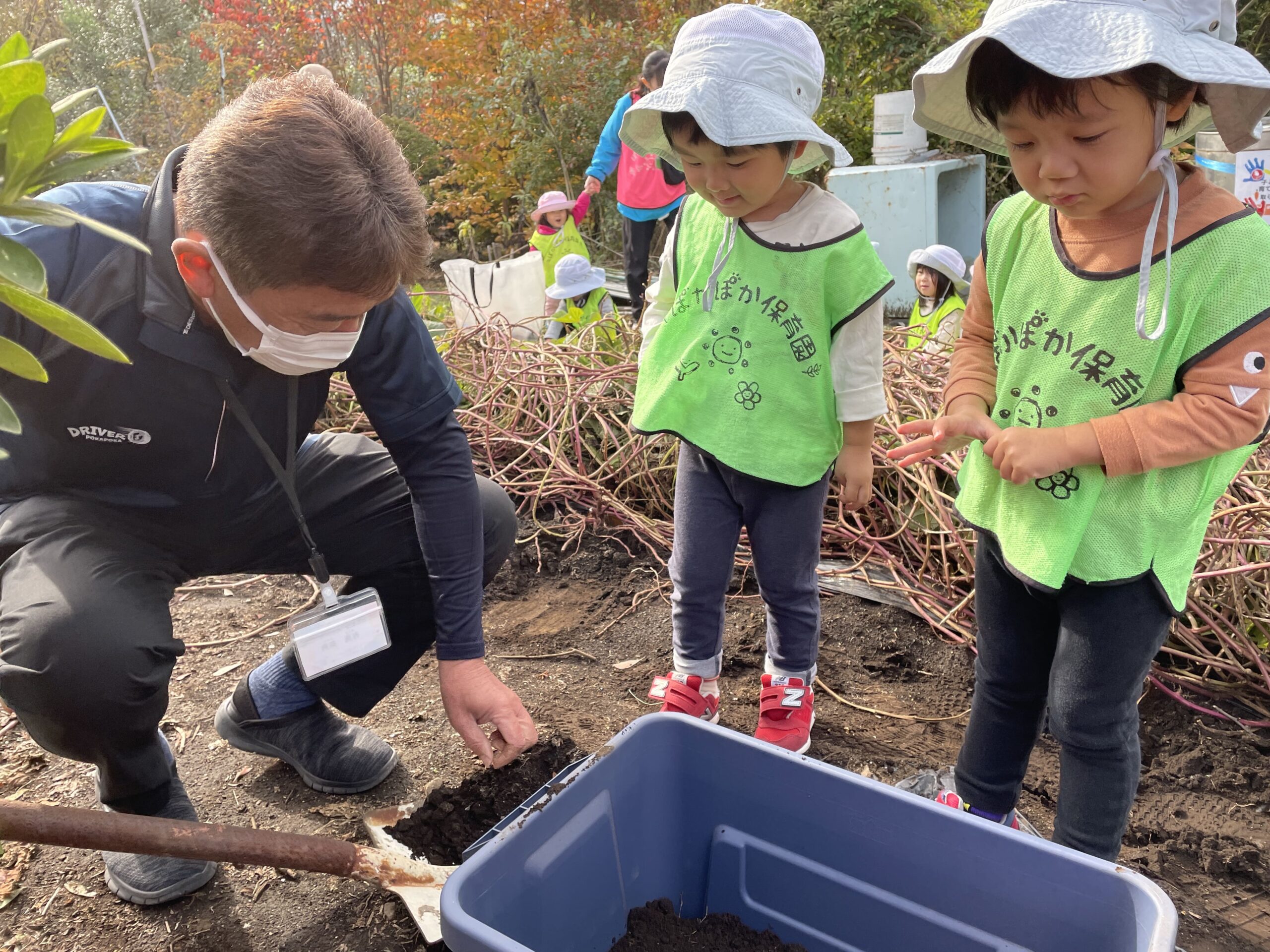 ほうれん草の種まきと、秋空のシャボン玉ラン|育ちをつなぐ小さな手の力|八王子市保育園 ぽかぽか保育園多摩平園