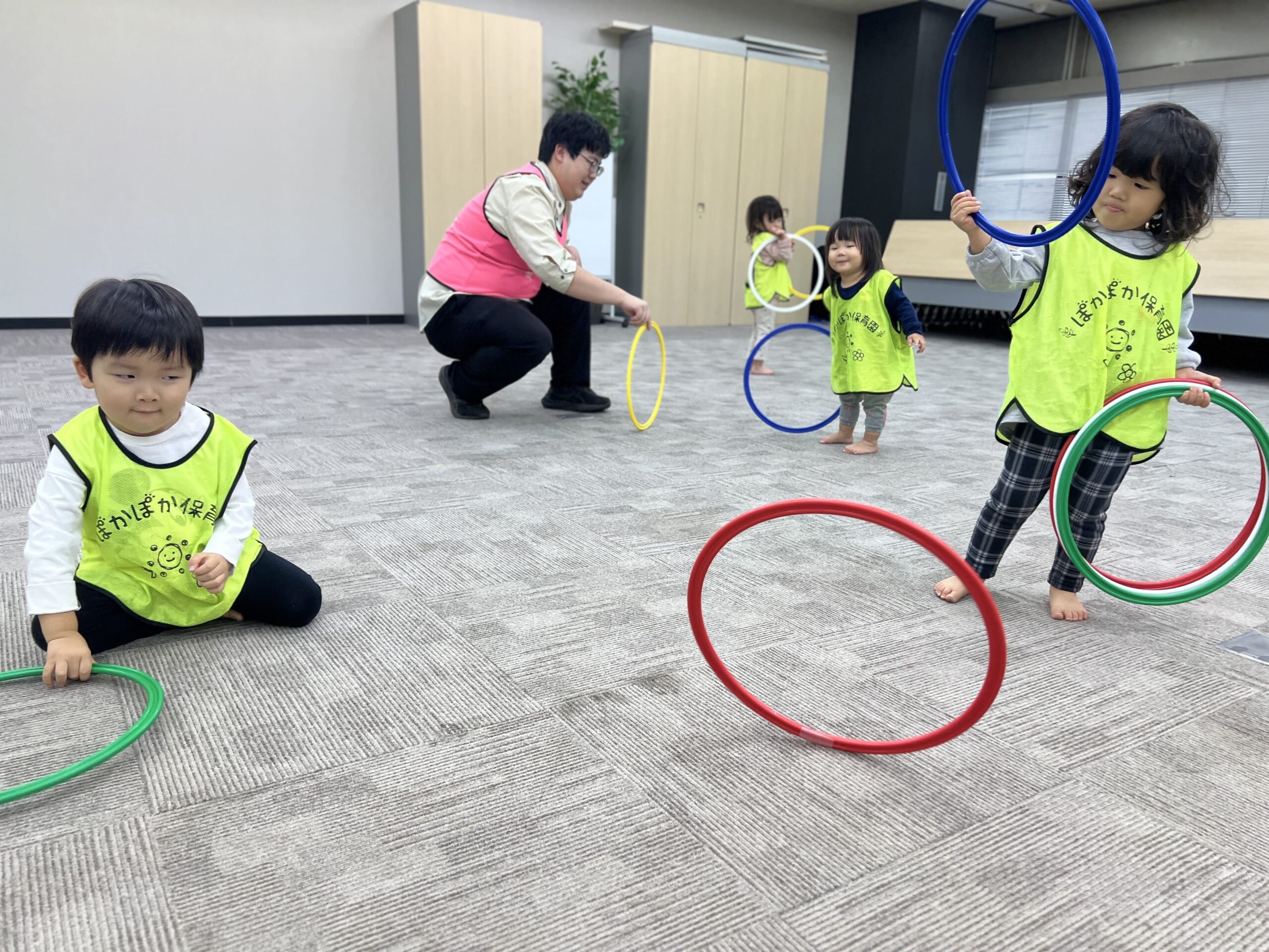 雨の日も笑顔!室内運動 ぽかぽか保育園