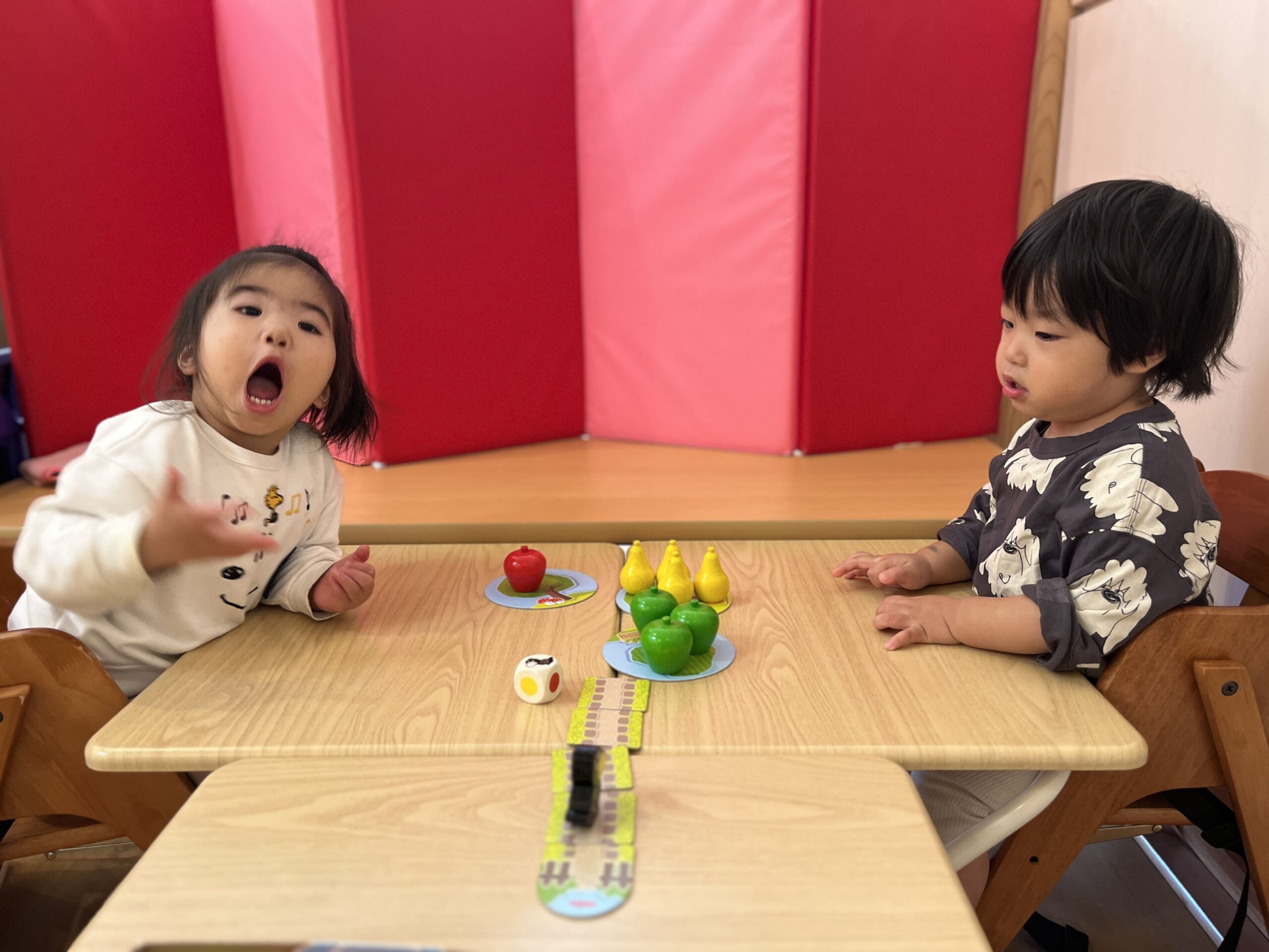 温かい晴れにアナログゲームとテラス探検!協力と発見がいっぱいの日|八王子市保育園 ぽかぽか保育園多摩平園