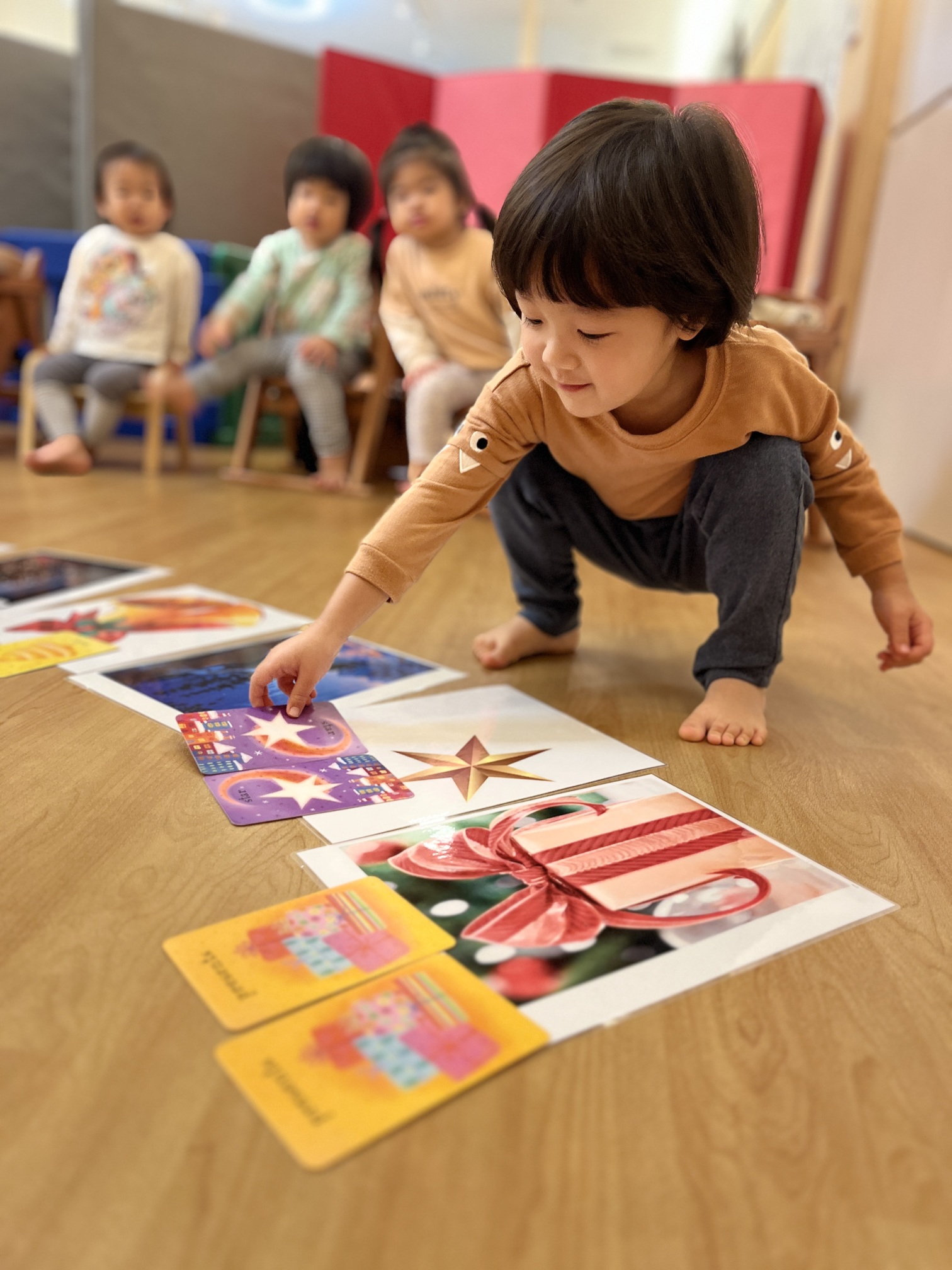 英語でクリスマス、畑で冬支度—保育室・公園・畑をめぐった０・１・２歳さんの一日　ぽかぽか保育園多摩平園