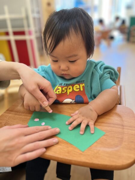 12月制作 クリスマスツリーのギロ ぽかぽか保育園多摩平園