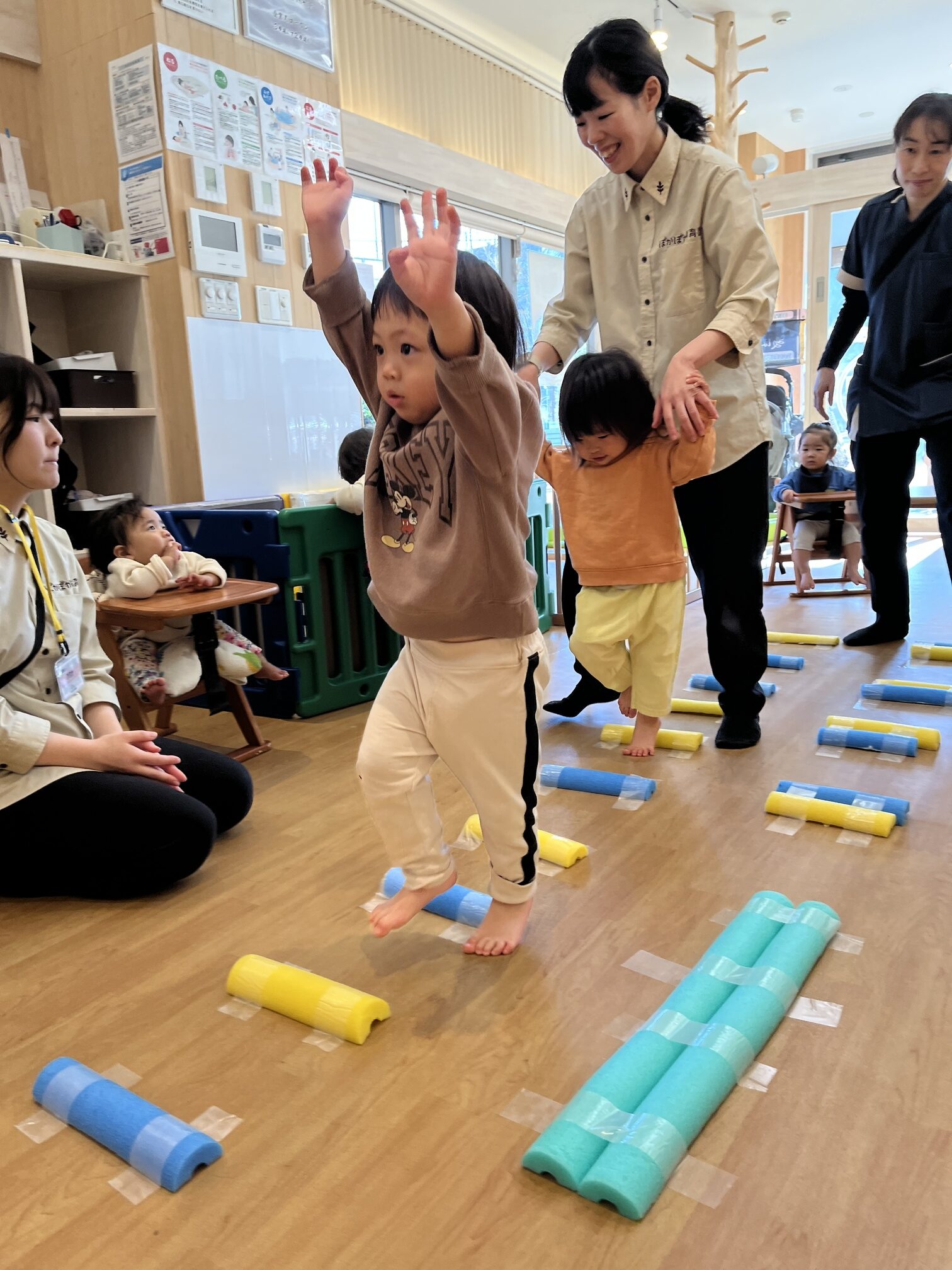 ぽかぽかサークルで安田式体育遊びに挑戦! ぽかぽか保育園多摩平園