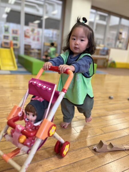 雨の日バスでおでかけ—児童館でじっくり遊んだよ ぽかぽか保育園多摩平園