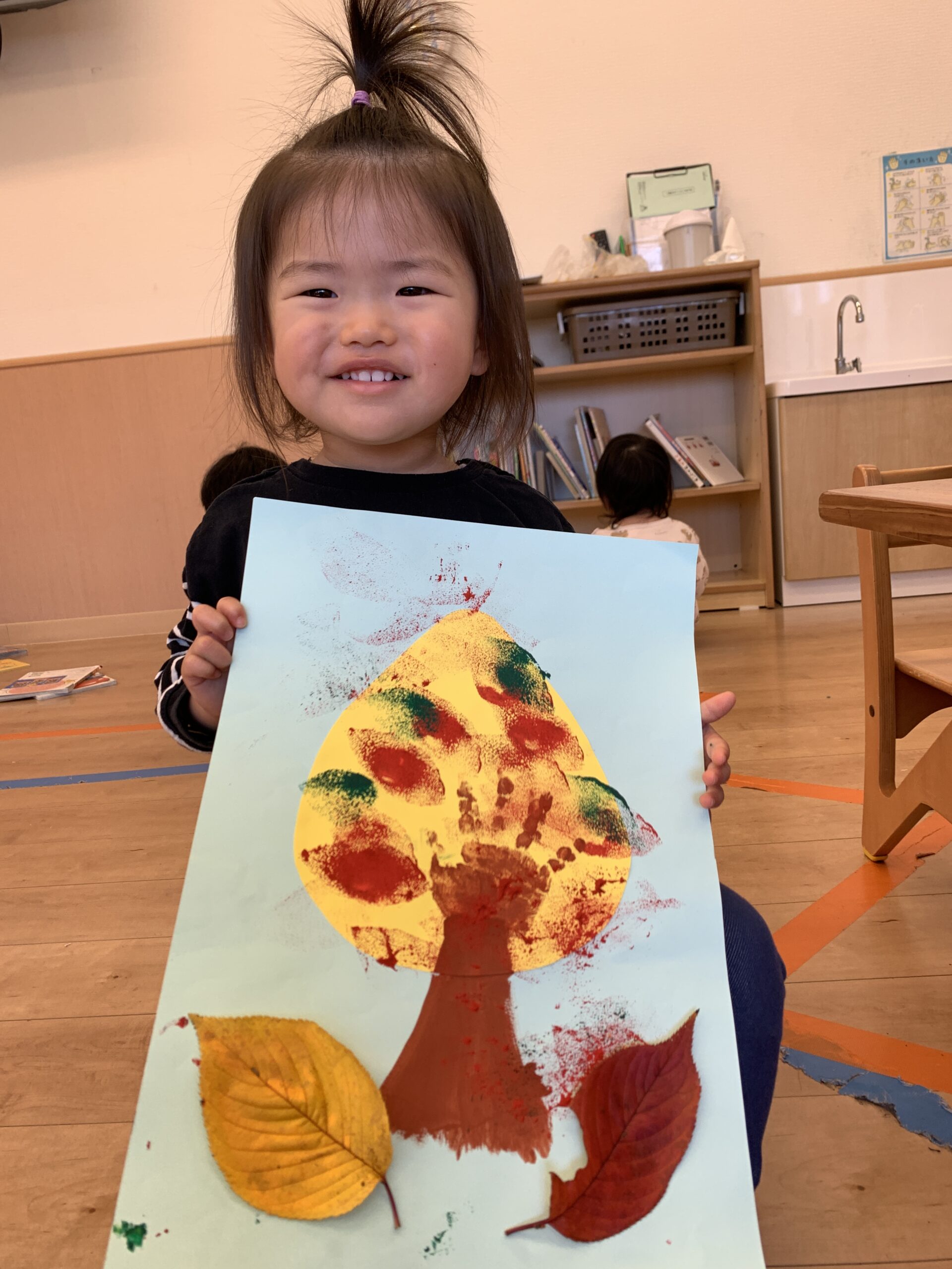 秋色アート！手形と葉っぱの紅葉♬ぽかぽか保育園
