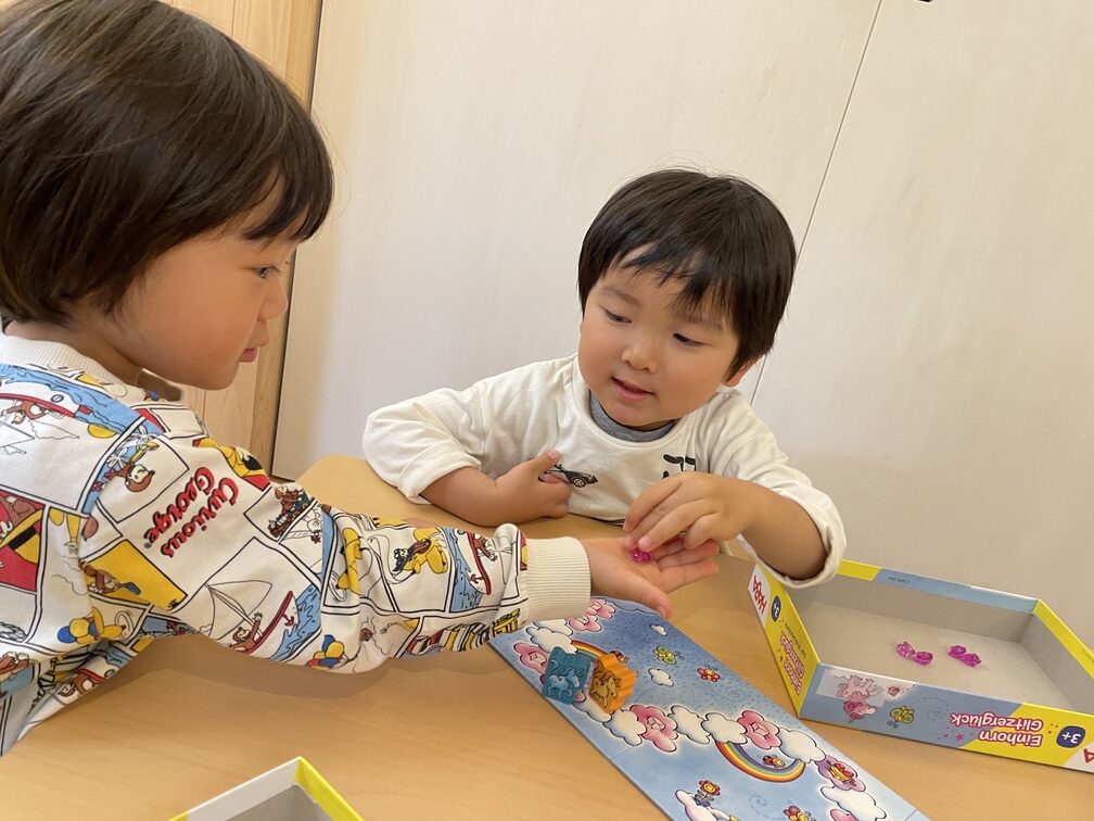 曇り空でもワクワク—アナログゲームと公園遊びを楽しんだ０・１・２歳さんの一日　ぽかぽか保育園多摩平園