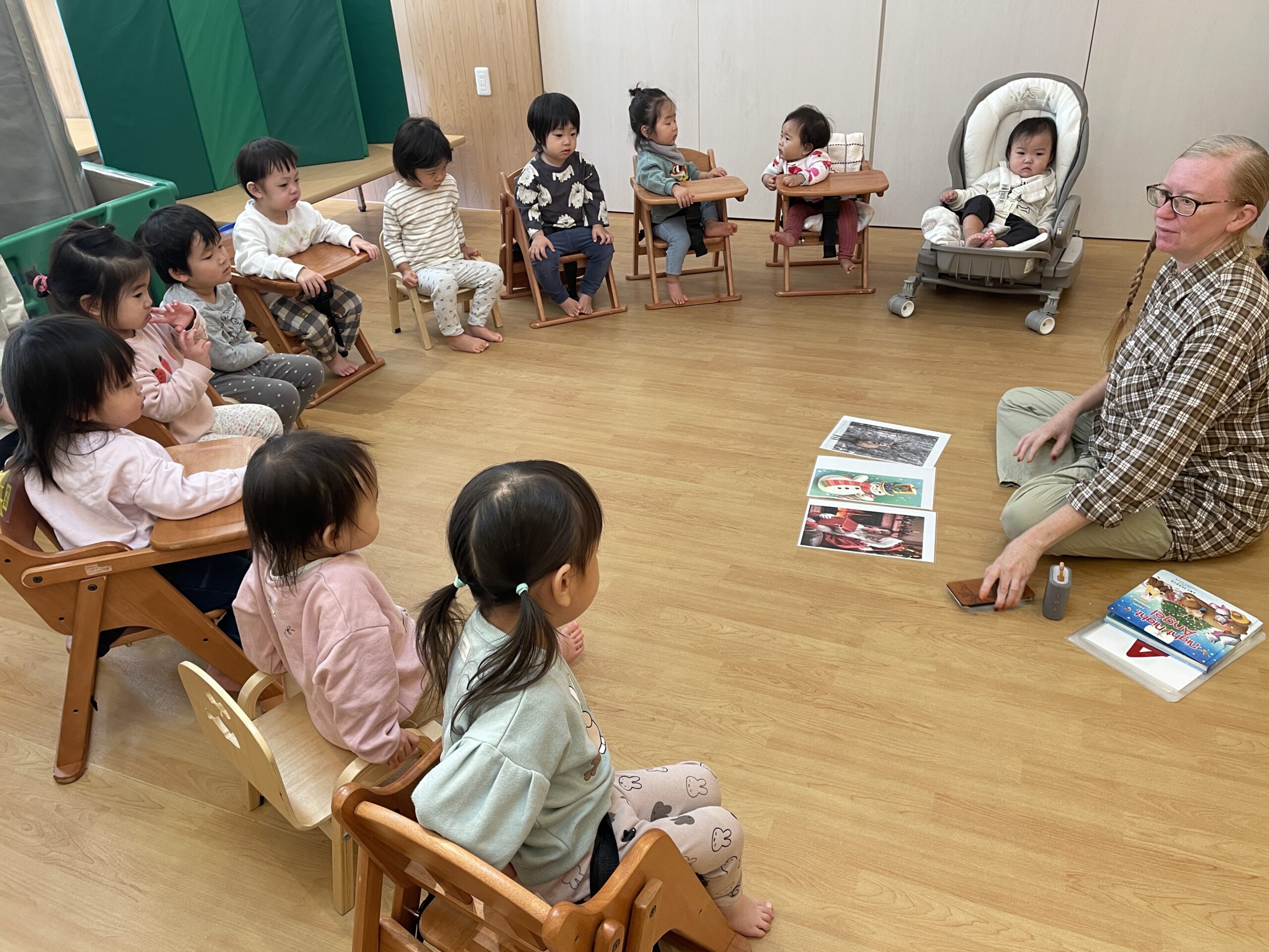 英語でワクワク、落ち葉でドキドキ　ぽかぽか保育園多摩平園