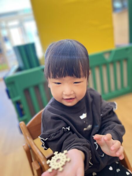 元気に「Happy new year！」と冬の公園あそび　ぽかぽか保育園多摩平園