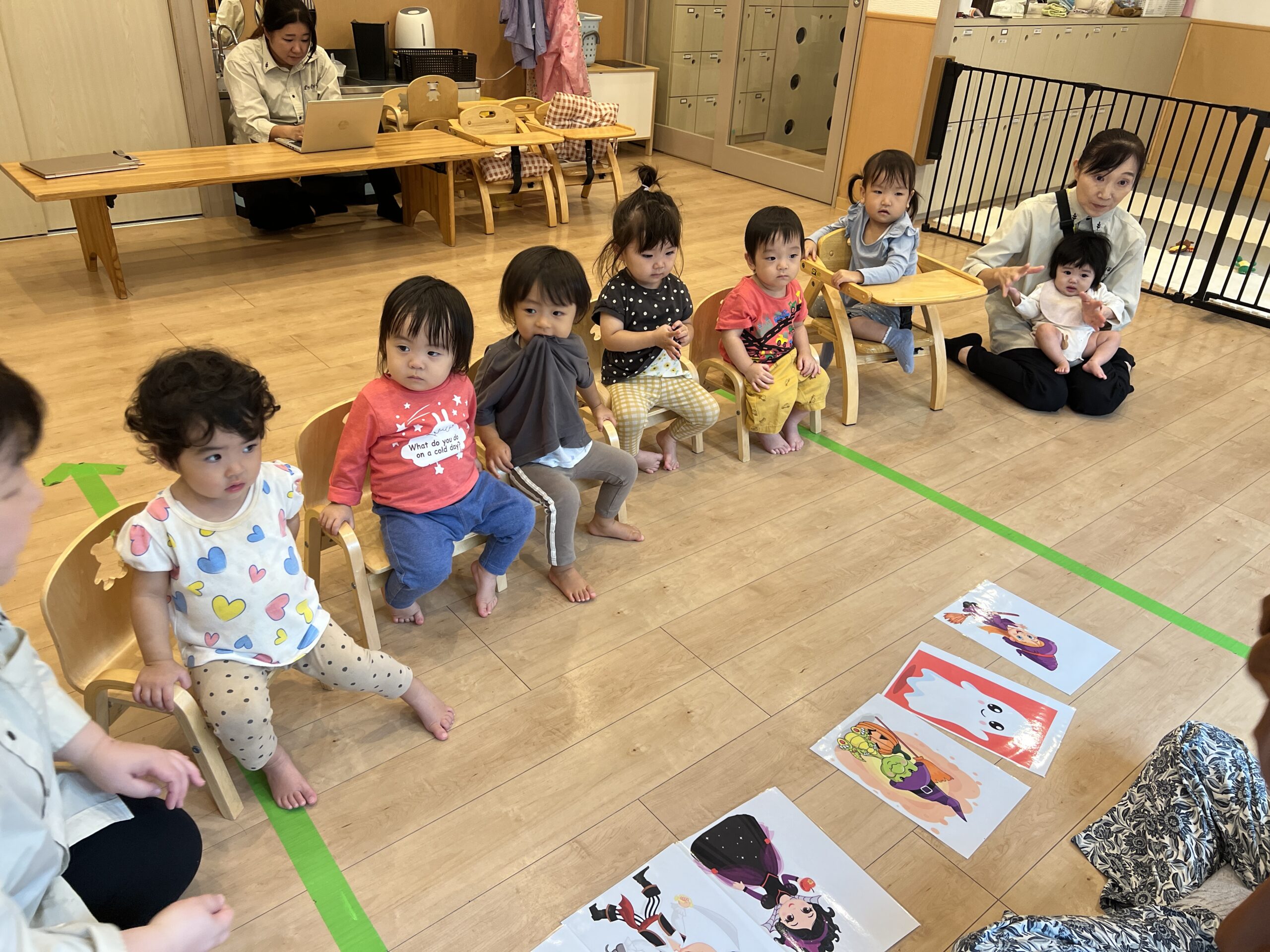 「雨の日でも元気いっぱい！ハロウィン英語遊びと体育遊びを楽しむ一日☆ぽかぽか保育園」