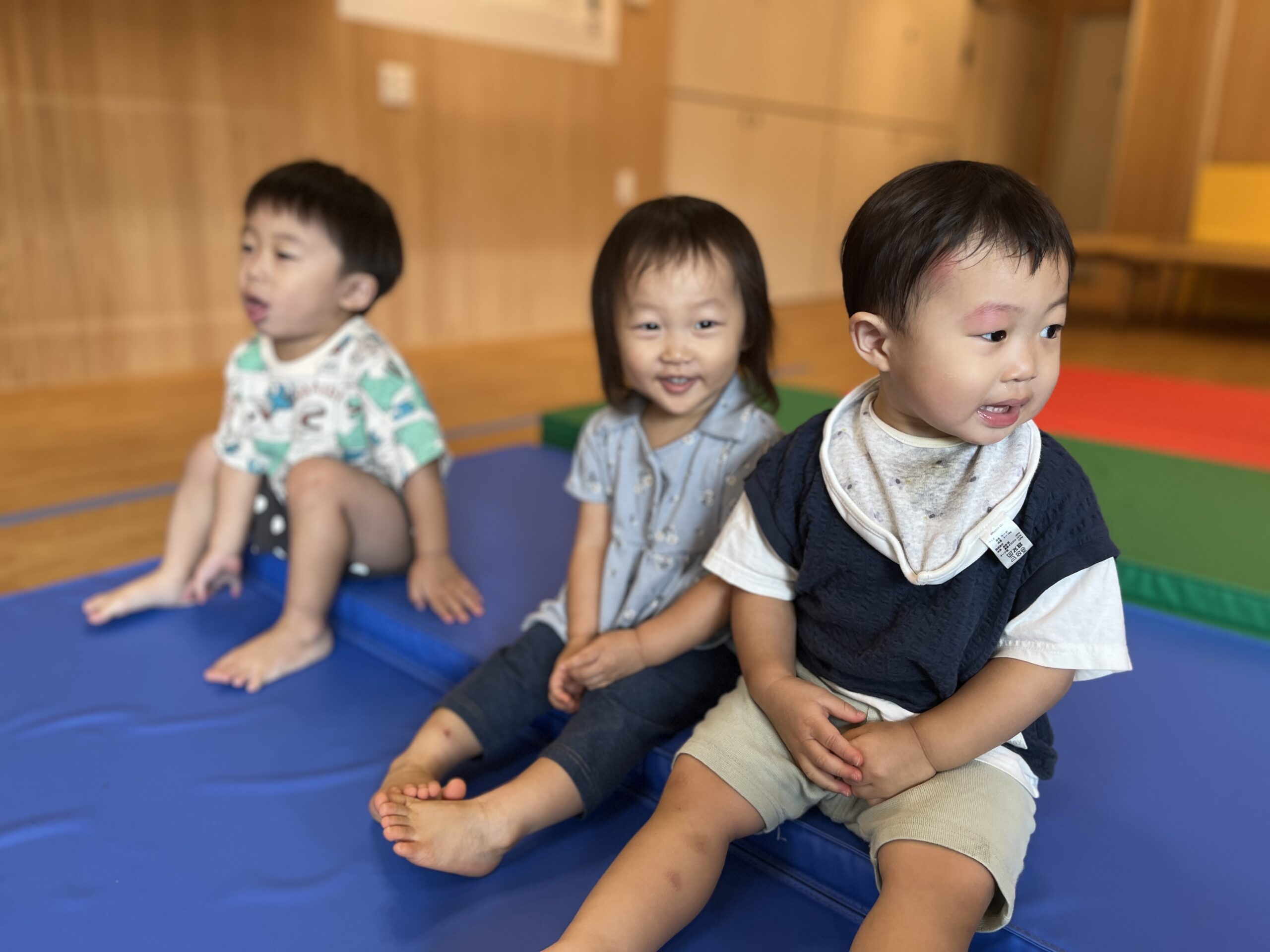 芝生でのんびり＆元気にズンバと体育遊び♪　ぽかぽか保育園多摩平園